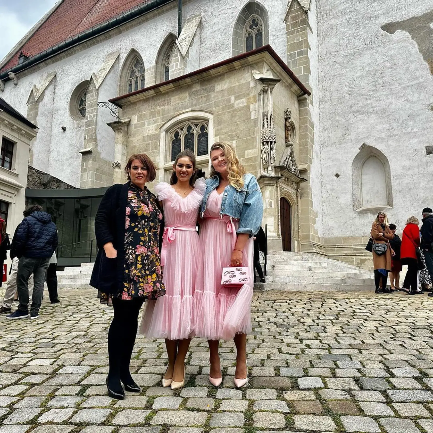 Evelyn sa stala birmovnou mamou mladej herečky Karolíny Kubánkovej. Obe mali rovnaké šaty z dielne Milana Švingála. Ružová im veľmi pristala a vyzerali ako šaty z jahodovej peny.