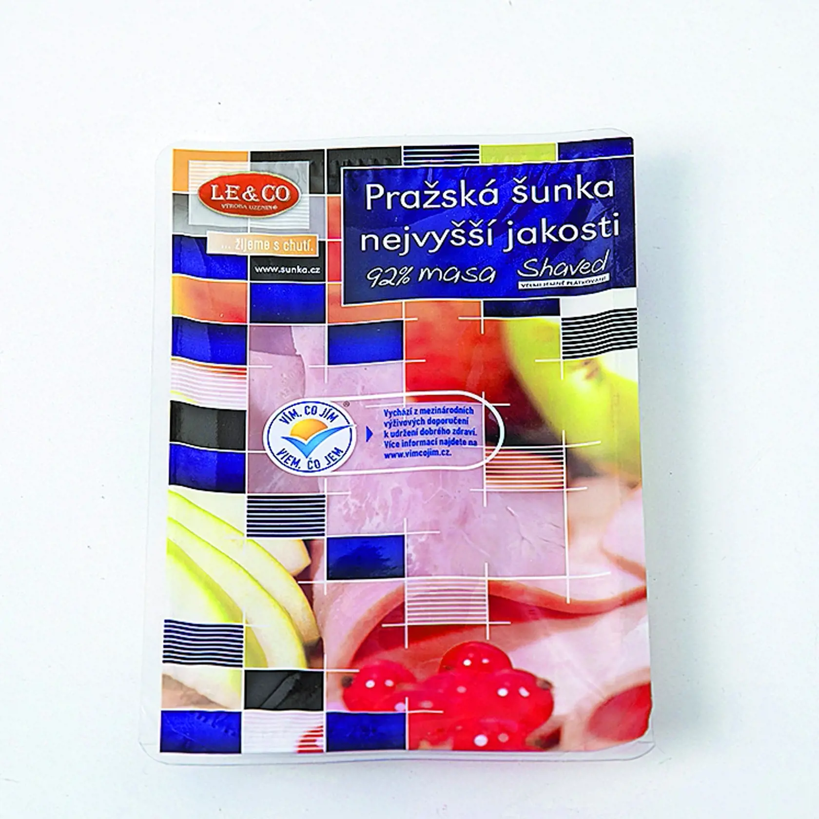 Pražská šunka LE & CO, 100 g Krajina pôvodu/ Česko Zloženie/ bravčové stehno 92 %, voda 5 %, jedlá soľ, konzervačná látka: E 250, dextróza, glukózový sirup, stabilizátory: E 451 a 452, antioxidant: E 316 Energia v 100 g/ 420 kJ Bielkoviny/ 18,9 g Sacharidy/ 0,8 g Tuky/ 3,2 g Soľ/ 1,9 g REDAKCIA HODNOTÍ: Svetloružová, lesklá šunka má jemnú vôňu čerstvého bravčového mäsa. Obdĺžnikové plátky Top! VÍŤAZ sú tenučké a trocha pozliepané, pri oddeľovaní sa trhajú. Šunka má jemné žilkovanie, miestami vid