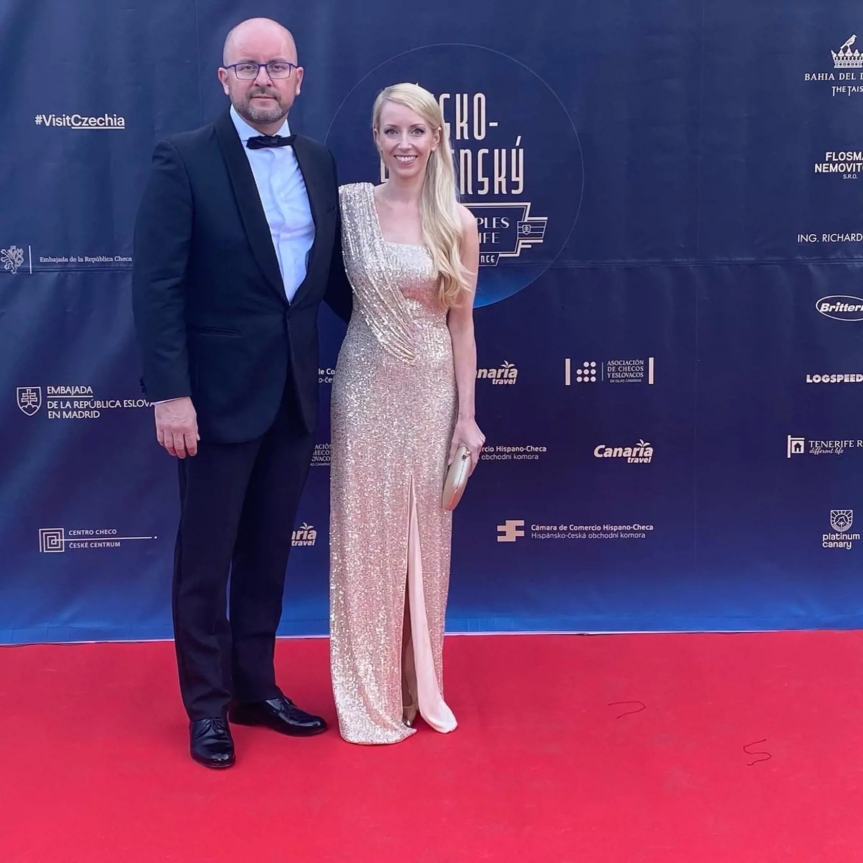 Na španielskom ostrove Tenerife, usporiadali Česko – Slovenský ples s mnohými celebritnými hosťami. Na piesne Michala Davida, či Petra Nagya sa tu zabávala Ivana Gottová, Dagmar Havlová, aj český milionár Richard Chlad so svojou partnerkou Annou Mariou.