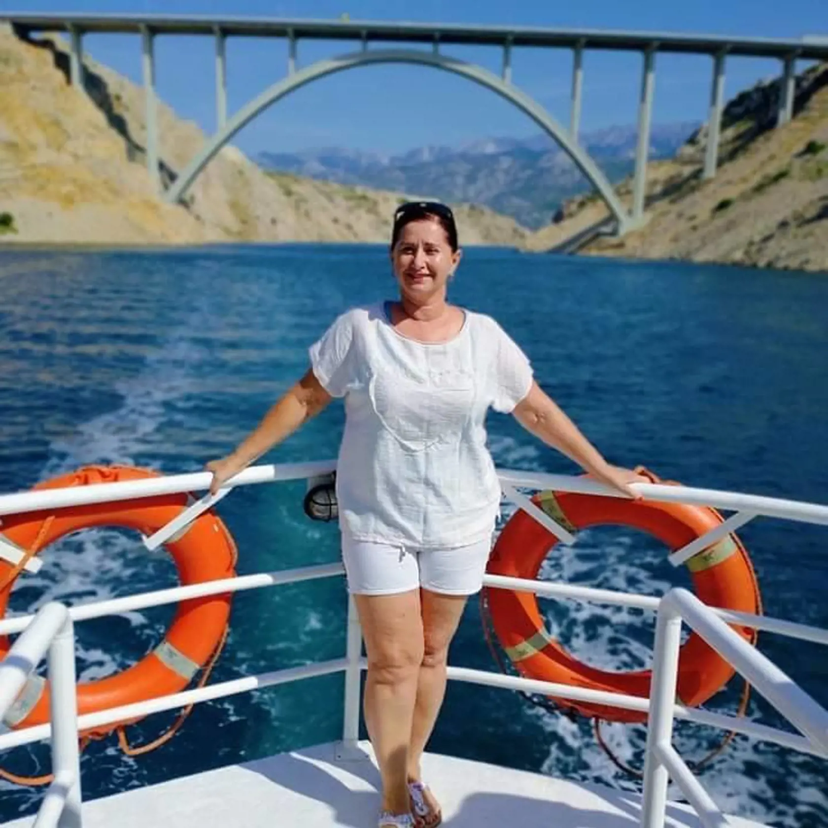 Najprv spozorovala Ivetka (55) zášklby v jednej ruke, postupne sa to zhoršovalo, pridali sa bolesti,  ruka ochabovala a postupne sa k tomu pridávala aj noha na tej istej strane tela. Krutú diagnózu zistila šikovná neurologička.