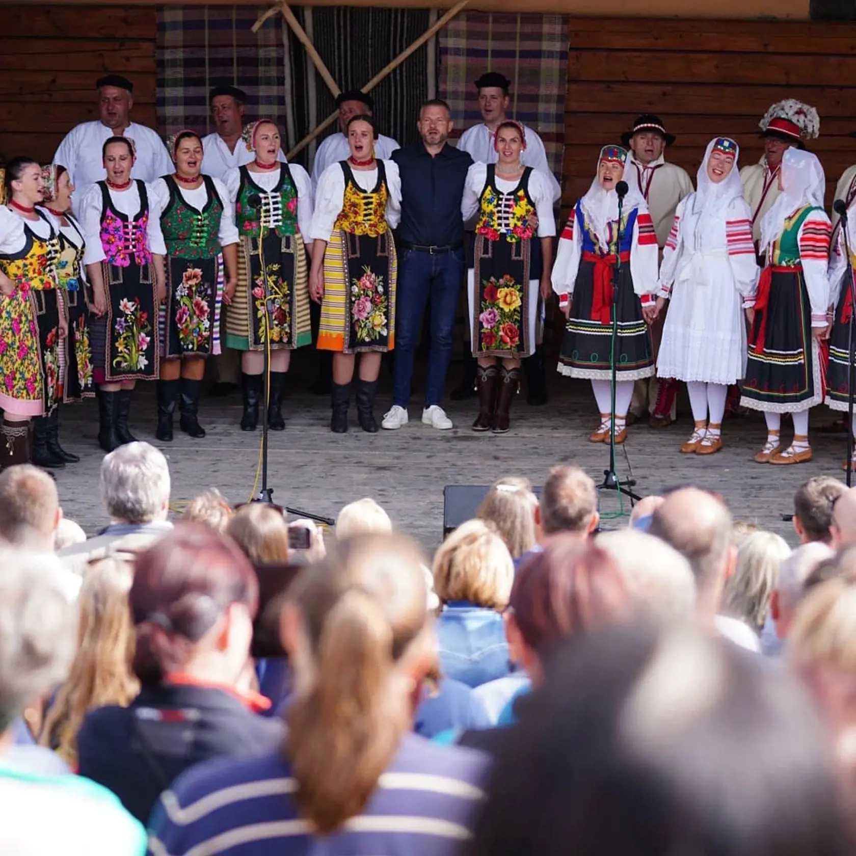 Expremiér Peter Pellegrini spája počas dovolenkového obdobia príjemné s užitočným. „Tak, ako každý rok, aj tento som navštívil môjmu srdcu blízky Šumiac a pripomenul si s miestnymi skvelými ľuďmi Výročie deklarácie o zvrchovanosti Slovenskej republiky,“ napísal Pellegrini k tejto fotke na sociálnu sieť.