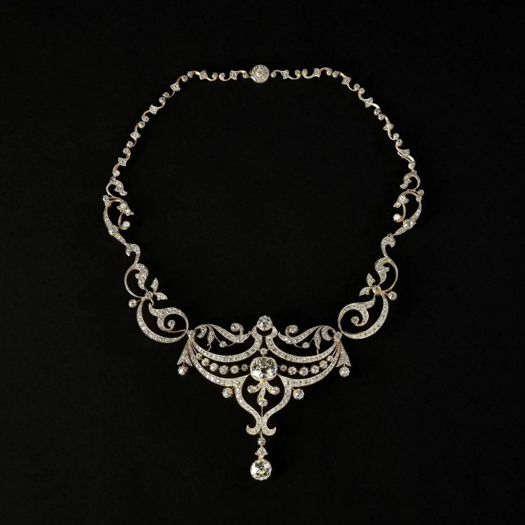 Nezvyčajný náhrdelník zhruba z roku 1900 vykladaný diamantmi,
