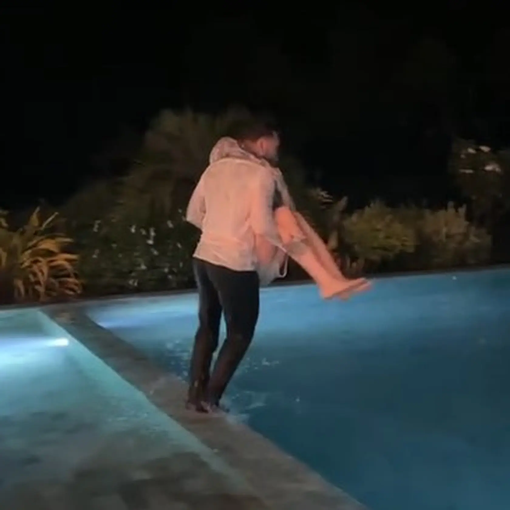 Párty po vypnutí kamier. Rasťo a Krištof skončili v bazéne. 