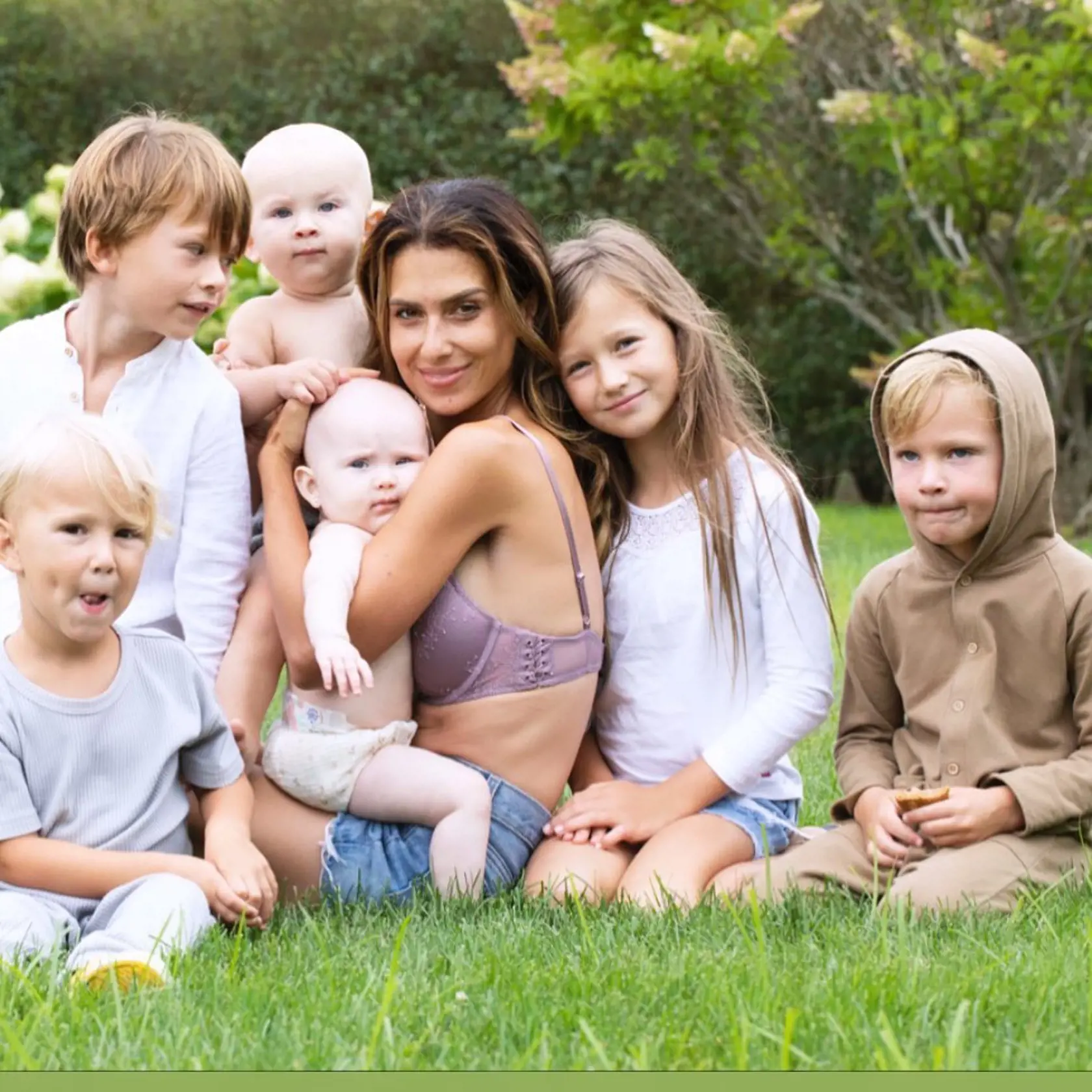 Hilaria Baldwin s rodinou. Čoskoro ich bude o jedného viac.
