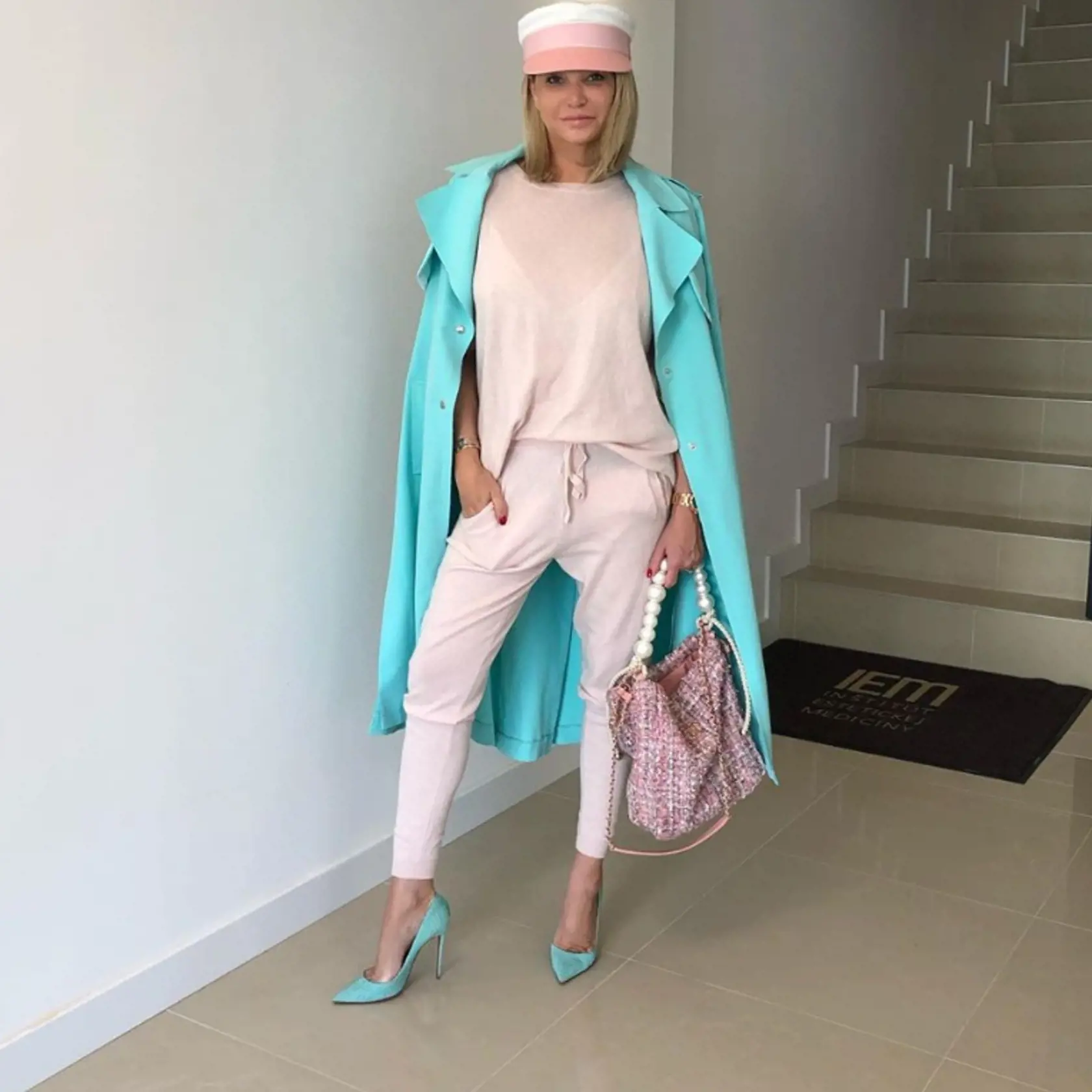 Celebritná lekárka Alena Pallová prišla s týmto krátkym zostrihom medzi prvými. Alene to mimoriadne pristane a vyzerá veľmi chic!