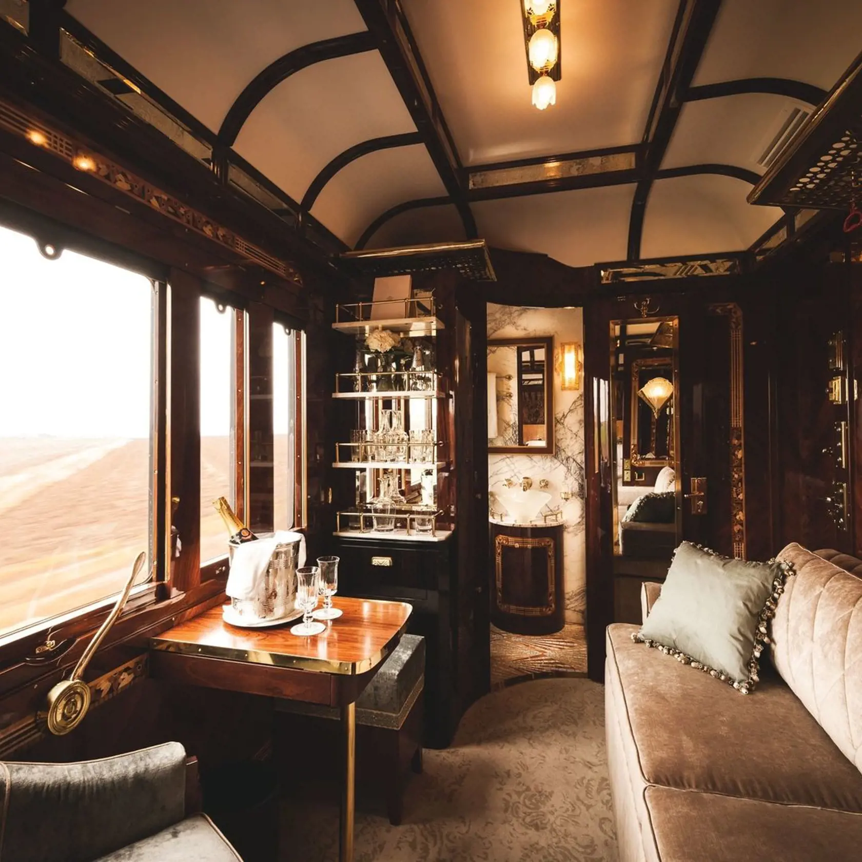 Interiér vlaku Orient Express je zariadený v luxusnom štýle Art Deco.