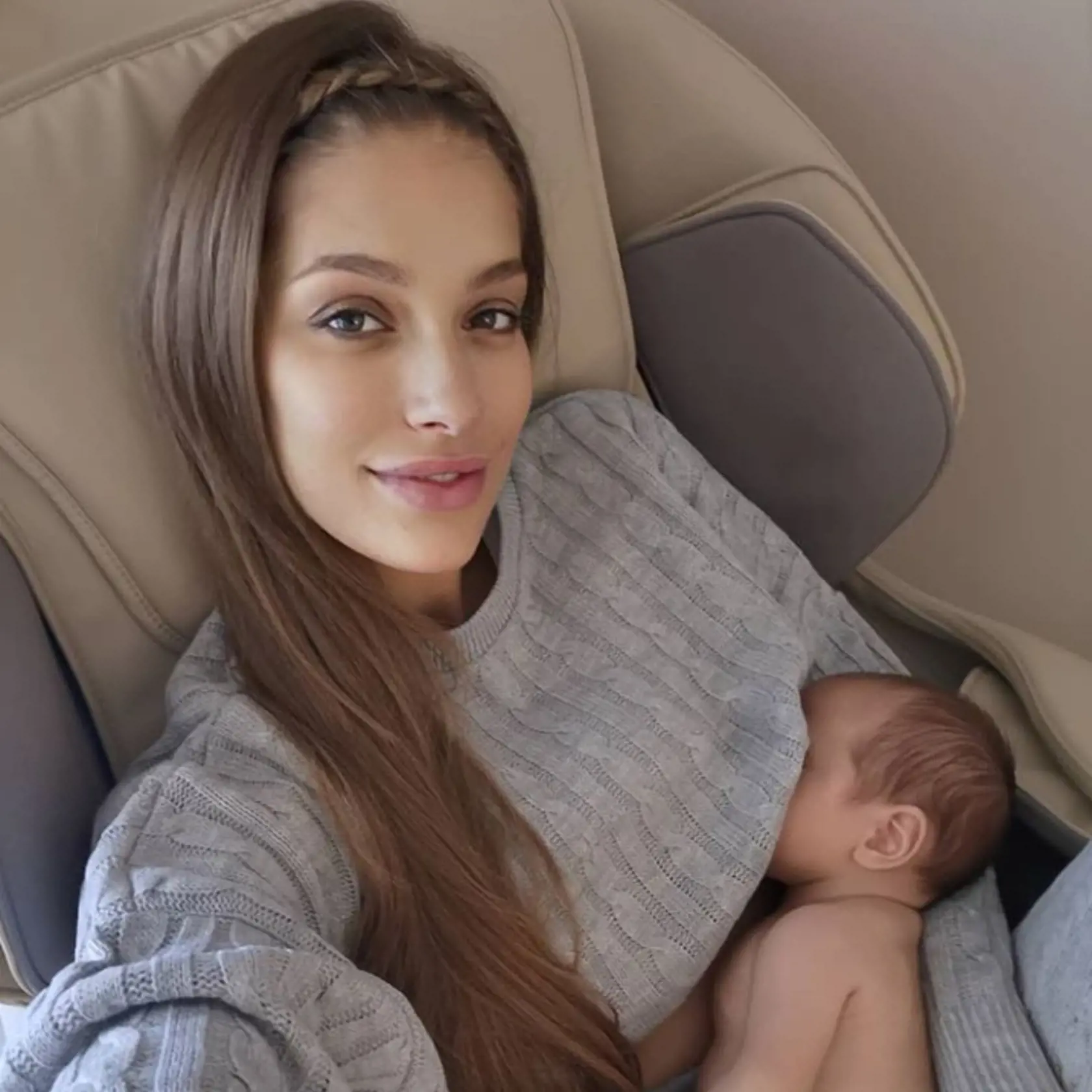 Jasmína so synom. Počas žúru ho nechala doma s mamou.