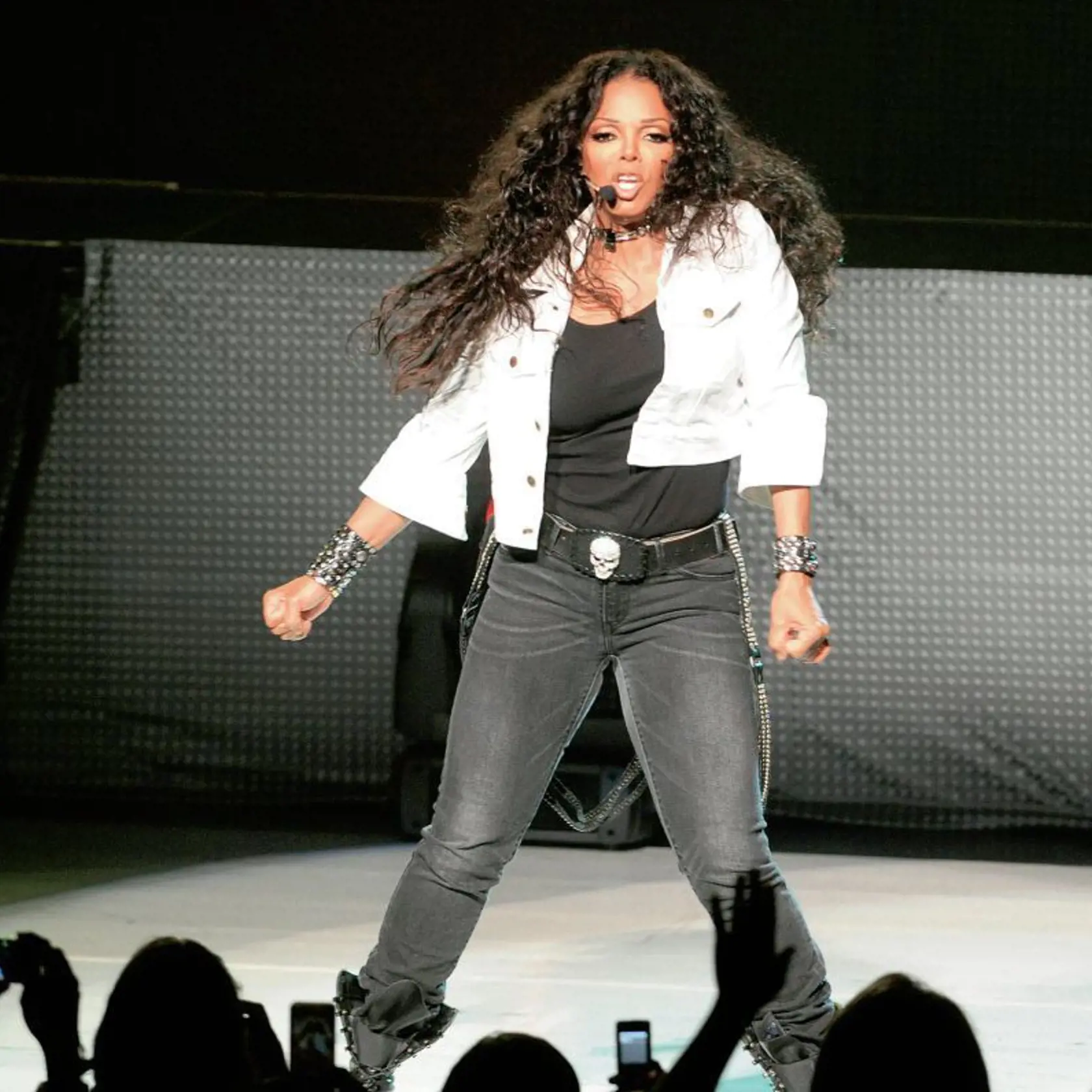 S kilami večne bojuje aj Janet Jackson. Raz vyhráva ona, raz kilá.