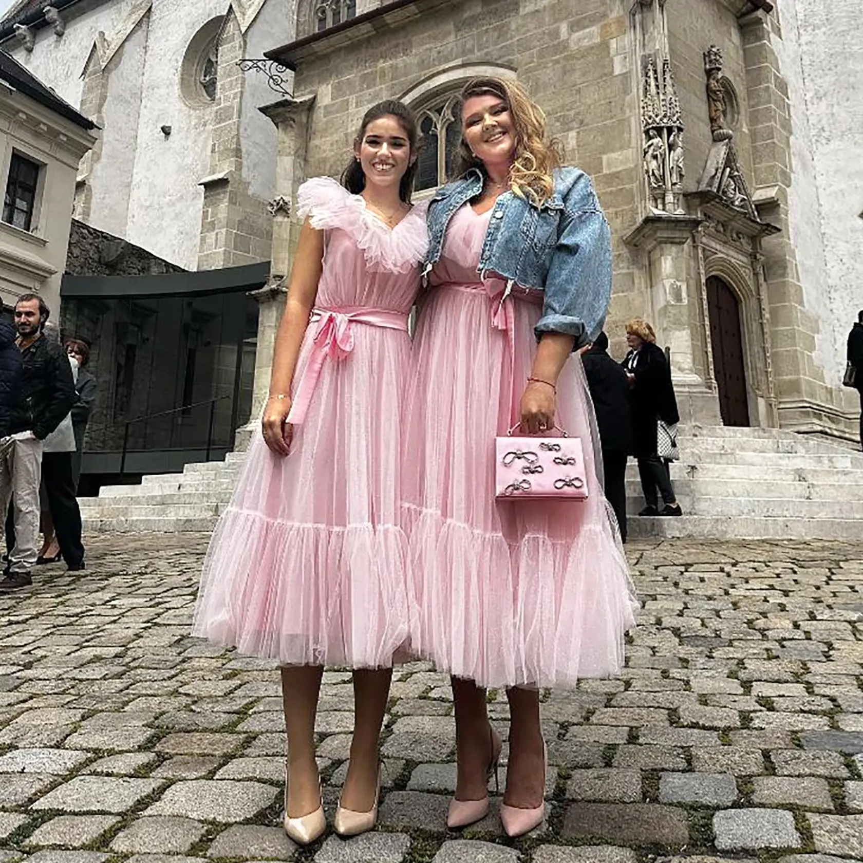 V štýle barbie. Evelyn sa stala birmovnou mamou herečky Karolíny Kubánkovej. Dámy si obliekli rovnaké ružové šaty.