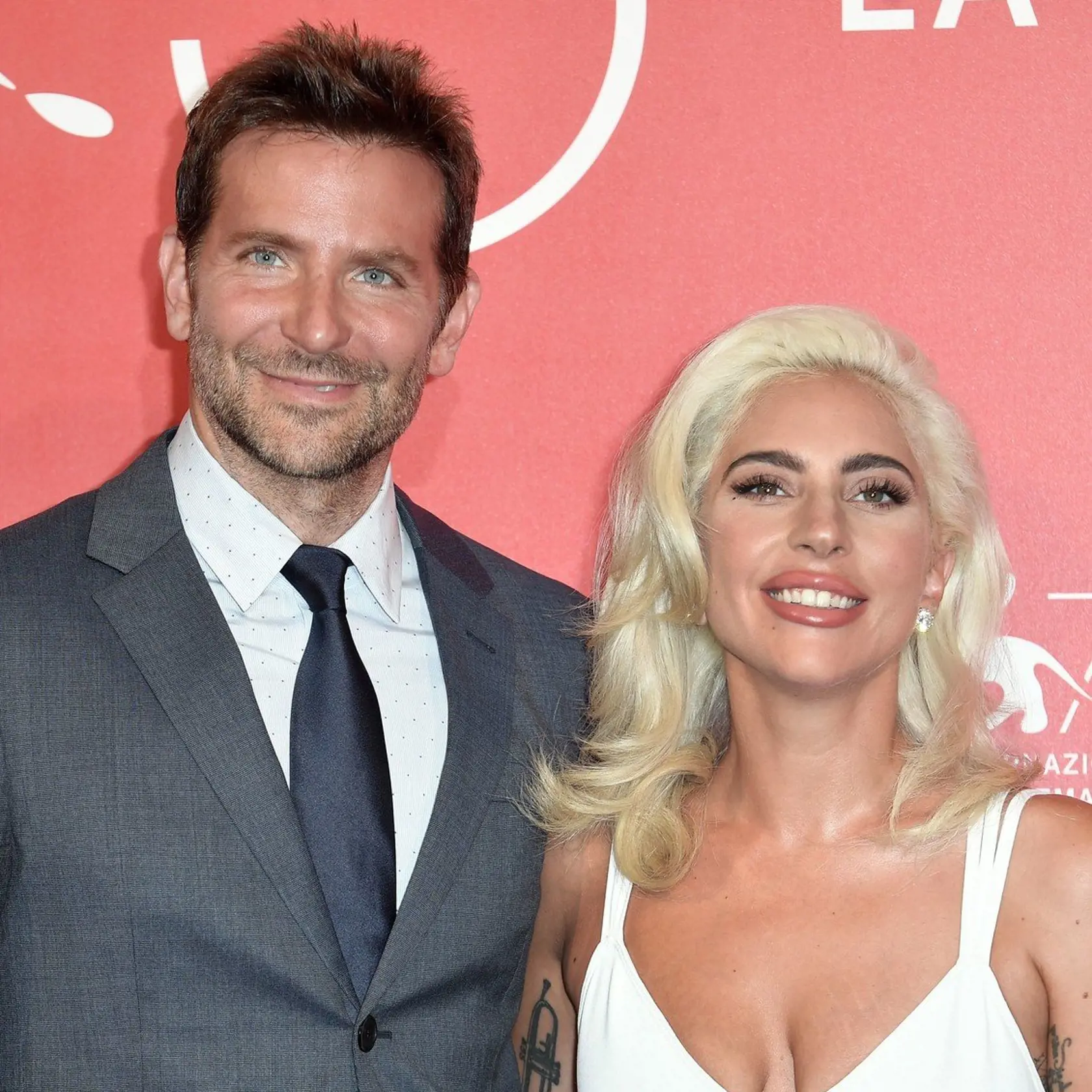 Hlavné postavy vo filme Zrodila sa hviezda si zahrali Bradley Cooper a Lady Gaga.