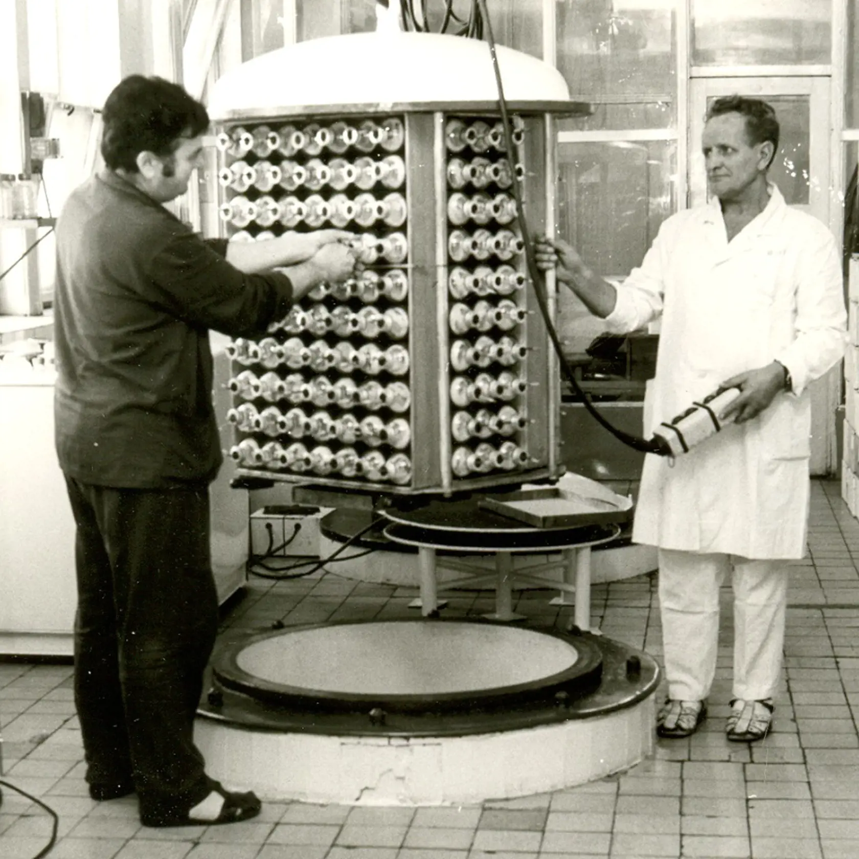 Historické foto z výroby v štátnom podniku Imuna Šarišské Michaľany.