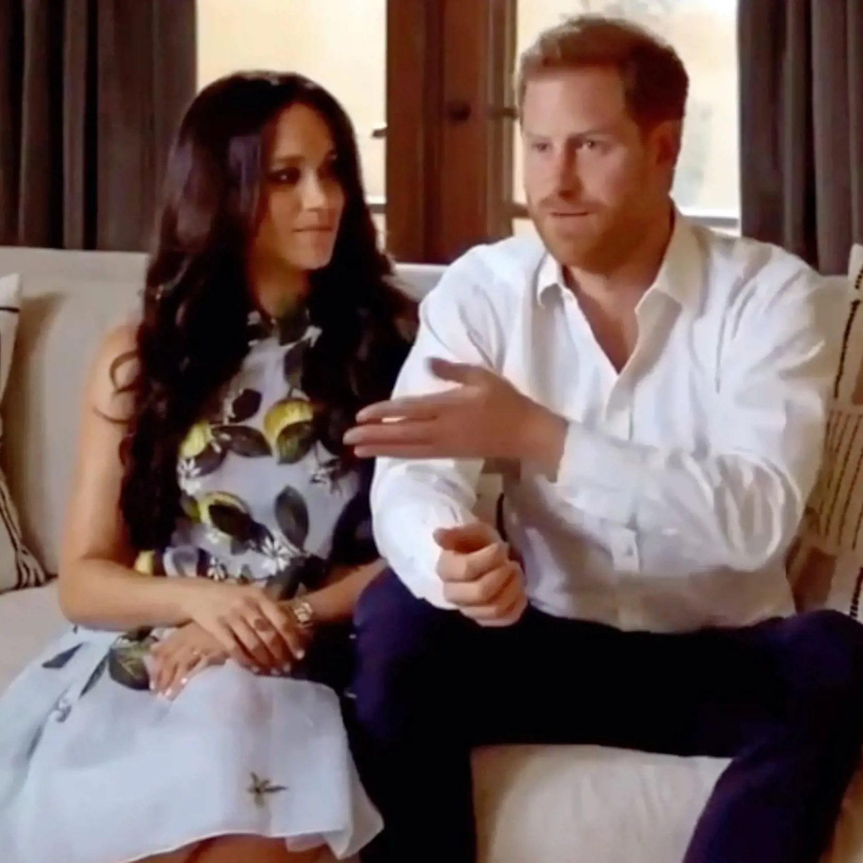Prince Harry a Meghan Markle prvýkrát pred kamerami, odkedy oznámili veľkú novinu.