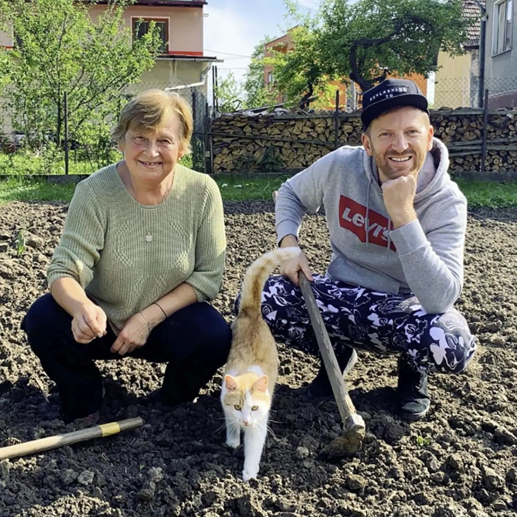 DO KOČA AJ DO VOZA
Doma spevák s mamou
okopáva zemiaky.
