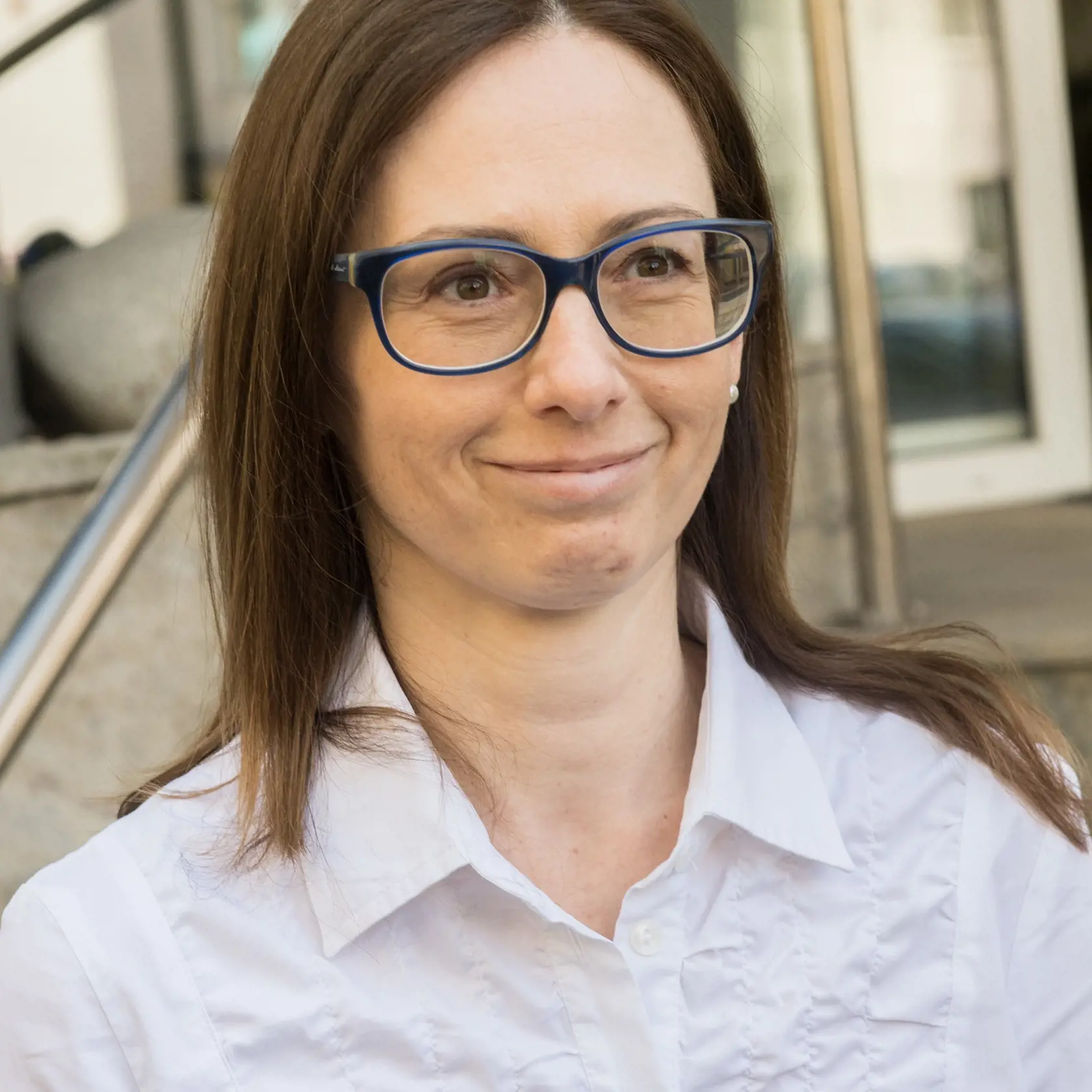 Na snímke riaditeľka Štátneho ústavu pre kontrolu liečiv (ŠÚKL) Zuzana Baťová pózuje počas návštevy prezidentky SR Zuzany Čaputovej v ŠÚKL 12. apríla 2021 v Bratislave. FOTO TASR - Martin Baumann