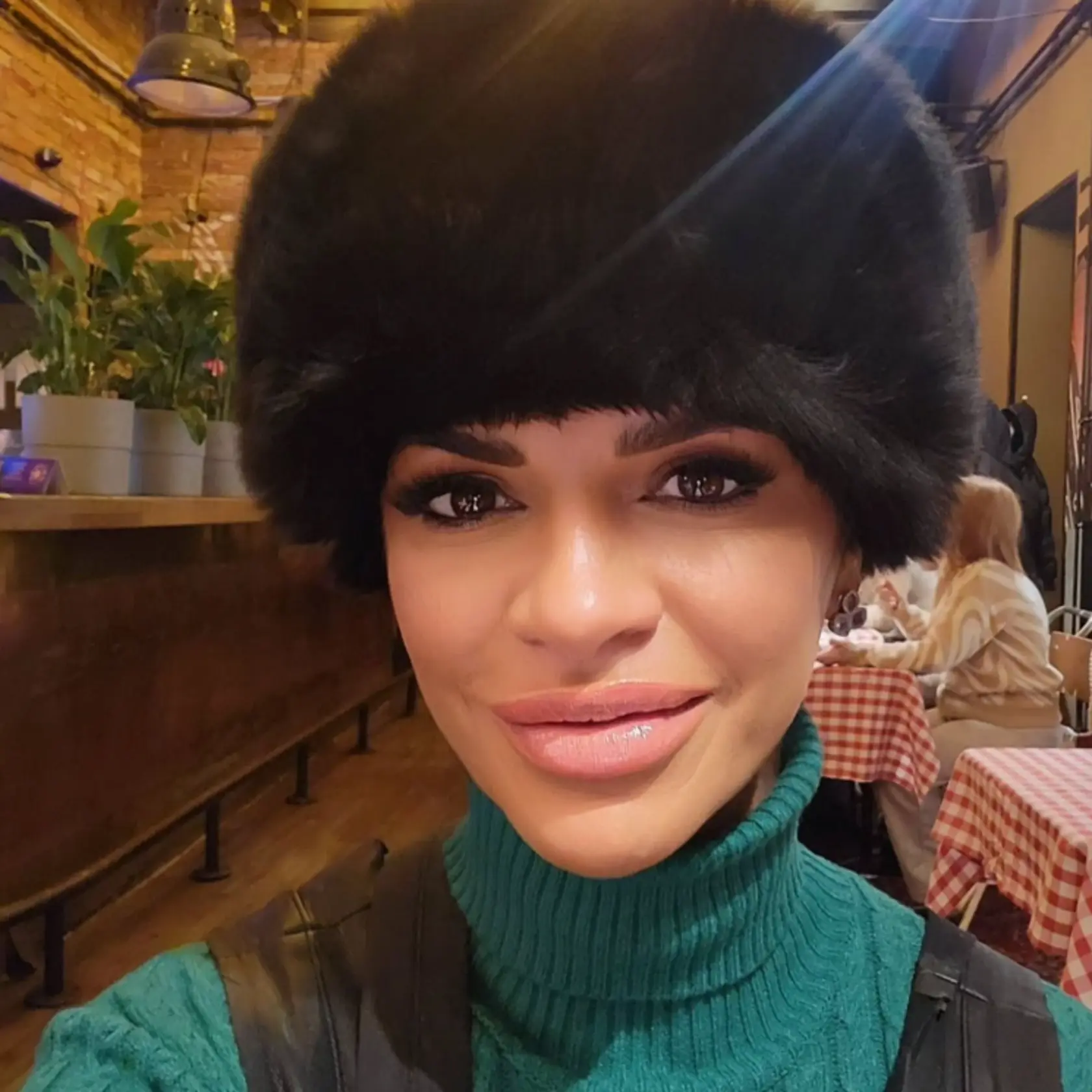 Silvia Šarközi v čiernej kožušinovej čiapky vyzerá ako krásna cárovná.