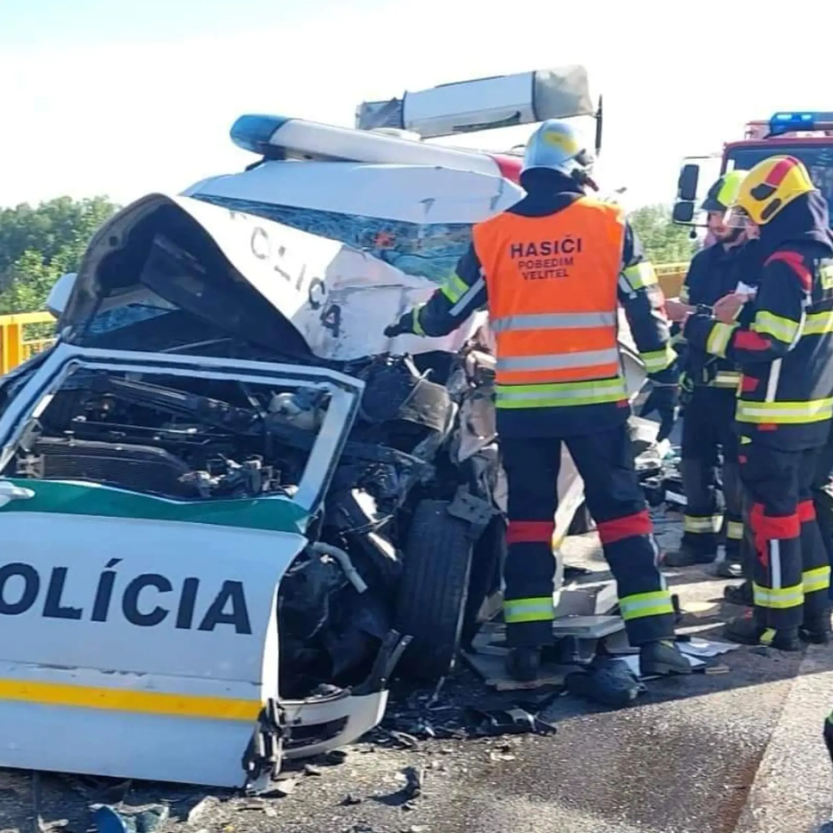Z policajného auta po nehode veľa nezostalo.