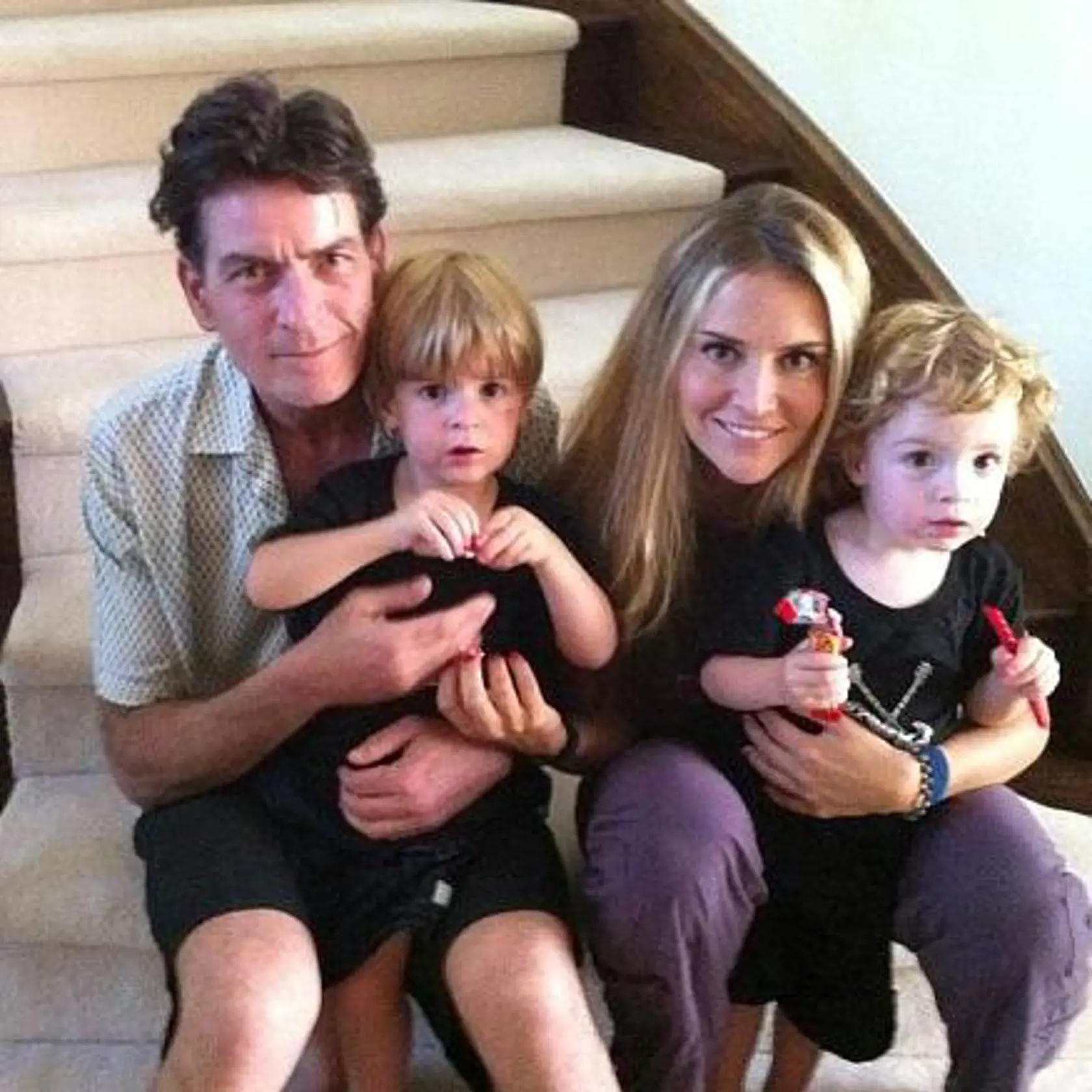 Charlie Sheen mal mnoho žien. S treťou manželkou Brooke Mueller má dvojičky Boba a Maxa, pričom má ešte ďalšie 3 deti.