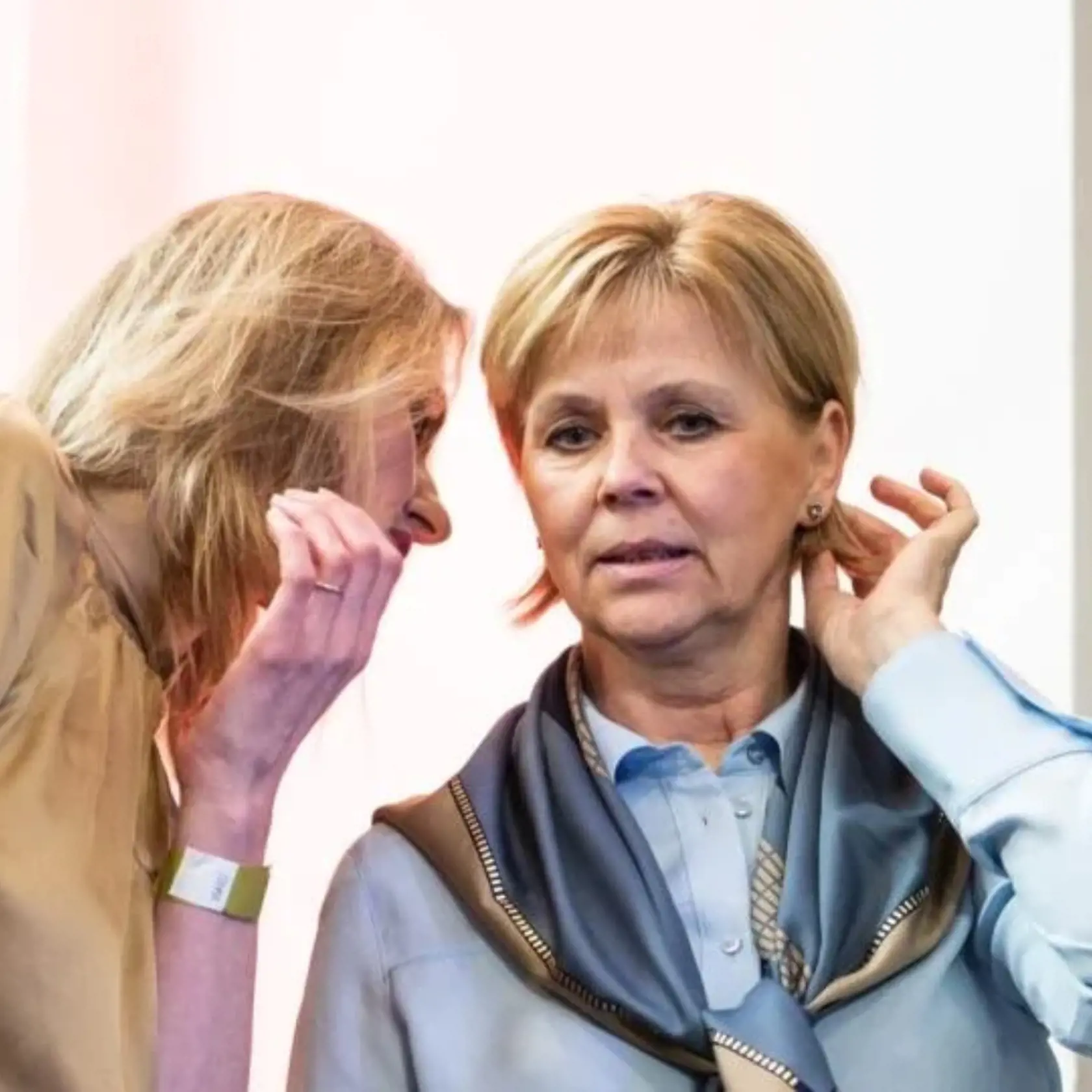 Prvá Česká dáma Eva Pavlová (58) prelomila mlčanie na na svojom Instagrame zverejnila snímky jej dcéry s prvého manželstva. Reagovala tak na viaceré komentáre zahraničných médií o záhadnej žene na inaugurácii Petra Pavla (61).