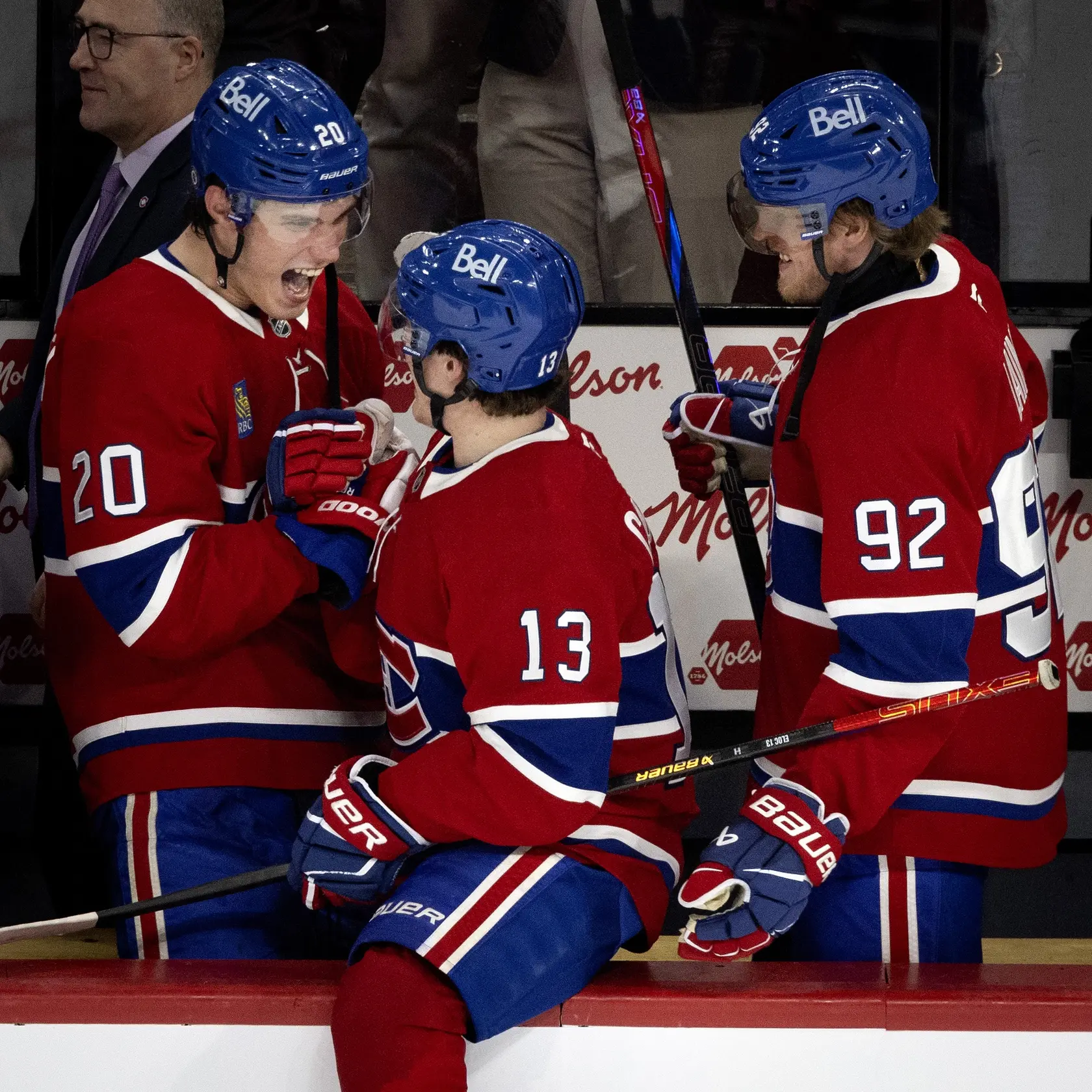 KK5 Montreal - Hráči Montrealu Canadiens Juraj Slafkovský (20), Cole Caufield (13) a Patrik Laine (92) oslavujú víťazstvo v zápase zámorskej NHL Montreal Canadiens - Carolina Hurricanes v Montreale 16. apríla 2025. Slovenský hokejový útočník Juraj Slafkovský si prvýkrát v kariére zahrá v play off NHL. Jeho tím Montreal Canadiens uzavrel osmičku postupujúcich z Východnej konferencie víťazstvom v nočnom zápase nad Carolinou 4:2. FOTO TASR/AP
Montreal Canadiens' Juraj Slafkovsky (20), Cole Caufield (13) and Patrik Laine (92) celebrate after defeating the Carolina Hurricanes in NHL hockey action in Montreal on Wednesday, April 16, 2025. (Allen McInnis/The Canadian Press via AP)