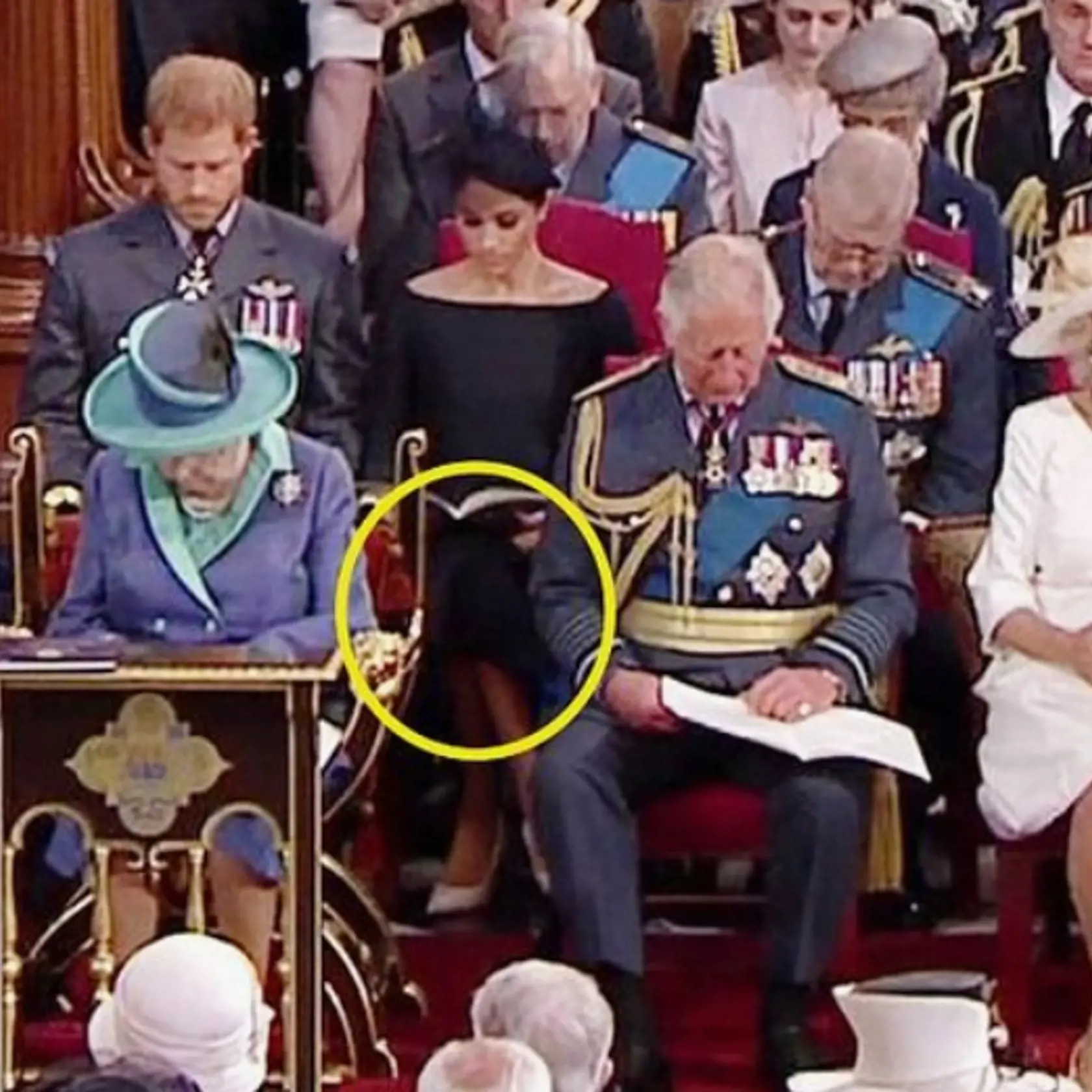 Meghan si v kostole prekrížila nohy, čo je zásadne proti kráľovským pravidlám. Nehovoriac o tom, že ju na to v minulosti upozorňovala aj samotná kráľovná.