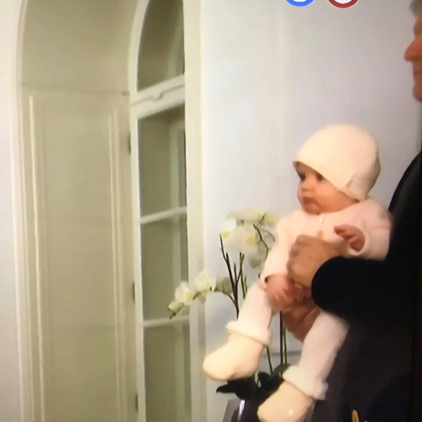 Malá Ella je skutočne rozkošné dievčatko. Na rukách ju potom držal otec Števo Skrúcaný.