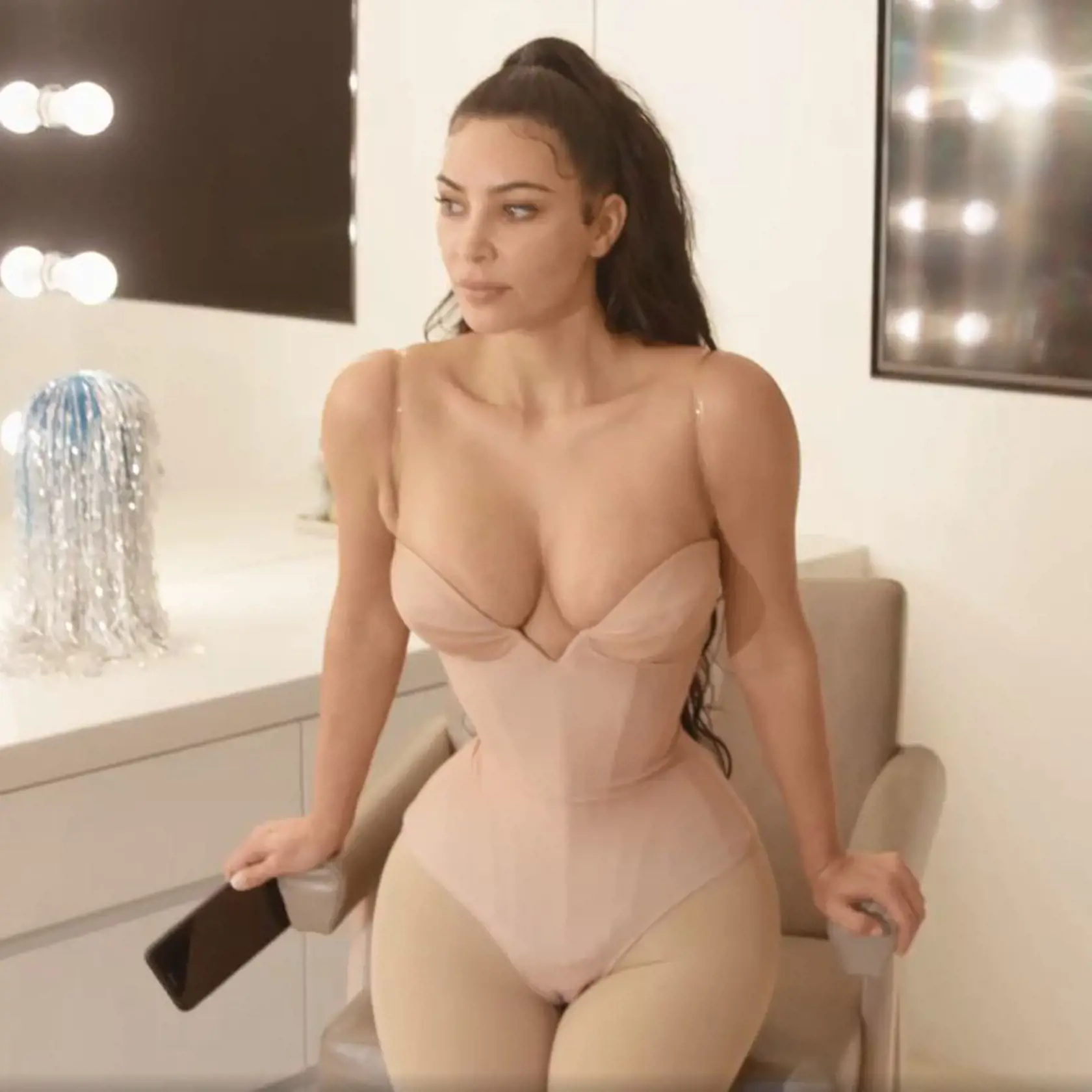 Kim Kardashian pomáhali dostať sa do korzetu traja ľudia. Bol taký upnutý, že si v ňom nedokázala poriadne sadnúť...