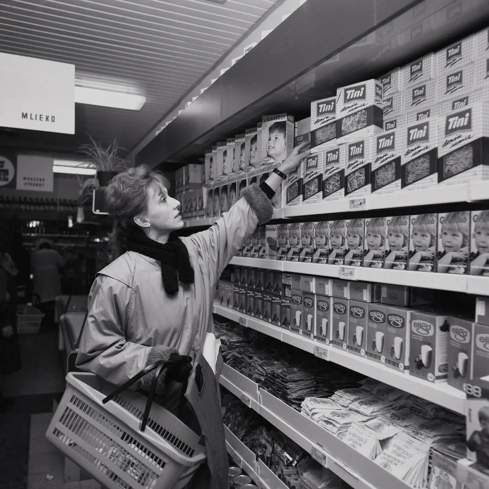 Na archívnej snímke z 28. februára 1989 obchodný dom Lachovec v Púchove. Nový obchodný dom Lachovec spotrebného družstva Jednota odovzdali koncom januára do užívania v Púchove, čo značne prispelo k rozšíreniu obchodných služieb tohto priemyselného mesta na strednom Považí. Širokosortimentný dom postavili Pozemné stavby n.p. Žilina nákladom 18 miliónov korún a zákazníkom ponúka služby 67 predavačiek na ploche 1063 metrov štvorcových predajnej plochy.
