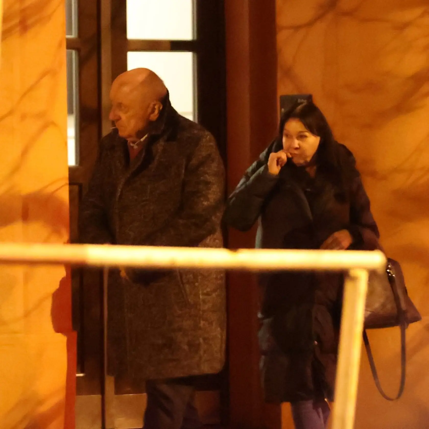Zúfalí rodičia Dagmar Patrasová a Felix Slováček odchádzajú z bytu svojej Aničky.
