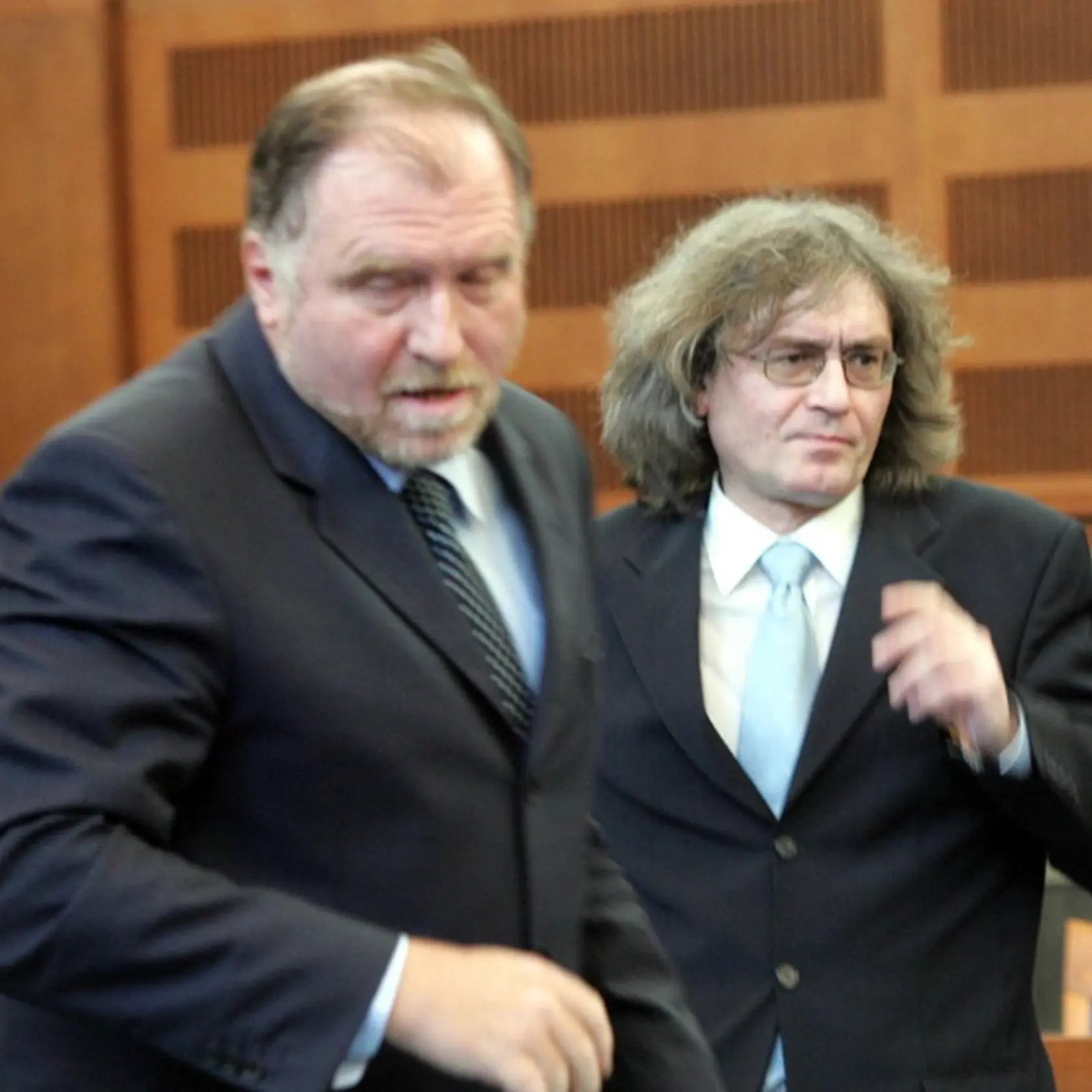 Tomáš Sokol (vpredu) obhajoval Bohumila Kulínského, zbormajstra Bambini di Praga, ktorý dostal trest za zneužívanie zboristiek.