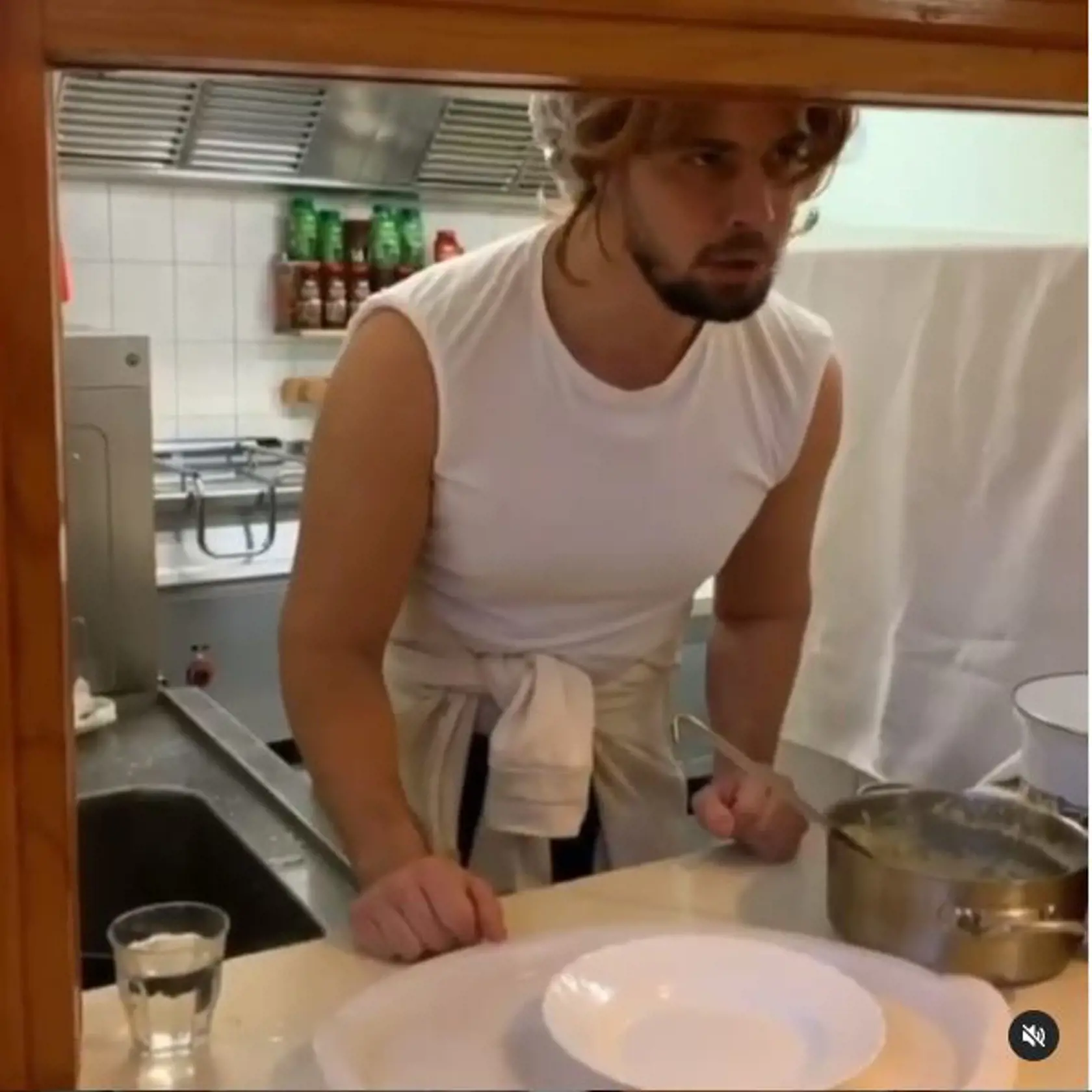 Famózny Fero Joke v úlohe tety kuchárky v školskej jedálni.