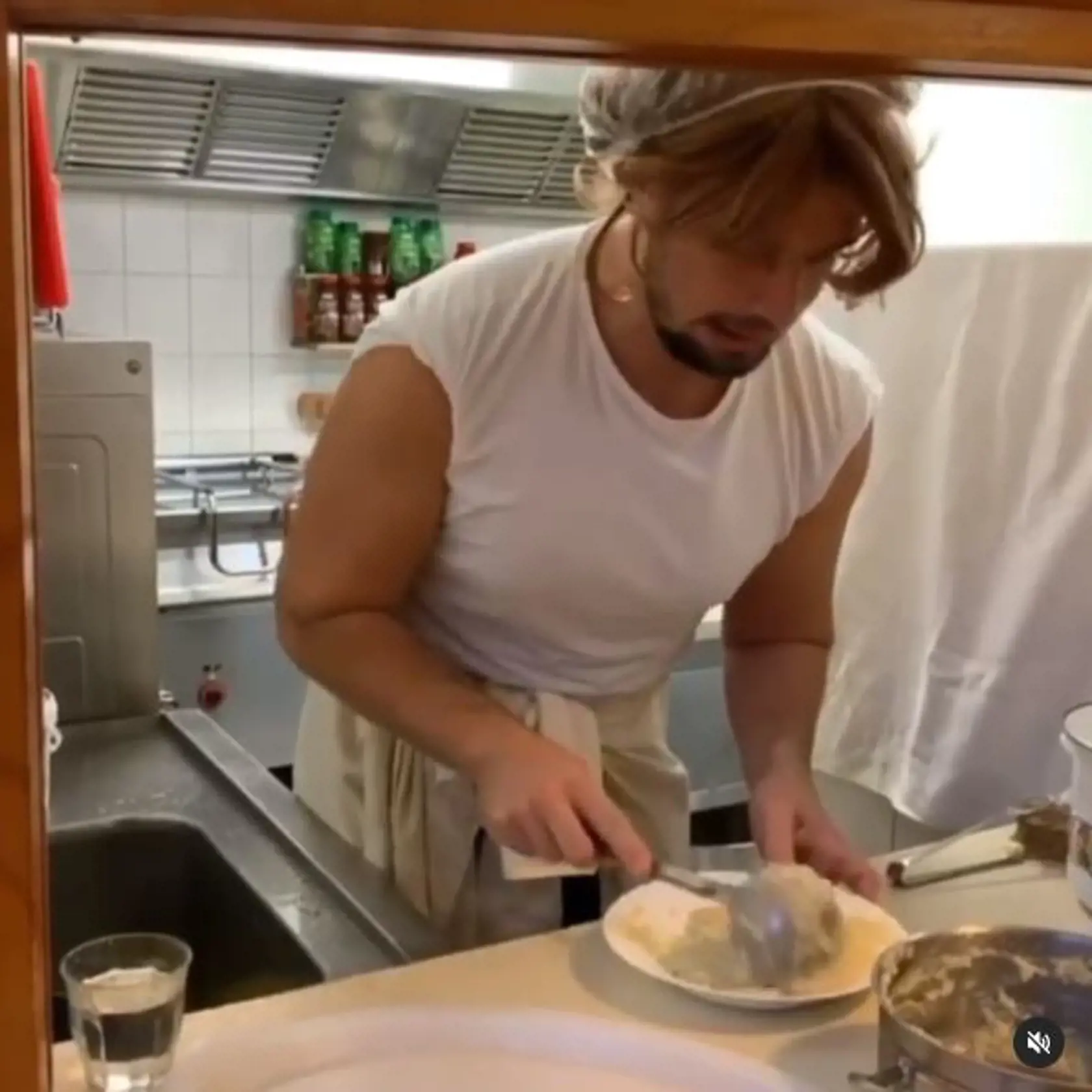 Famózny Fero Joke v úlohe tety kuchárky v školskej jedálni.