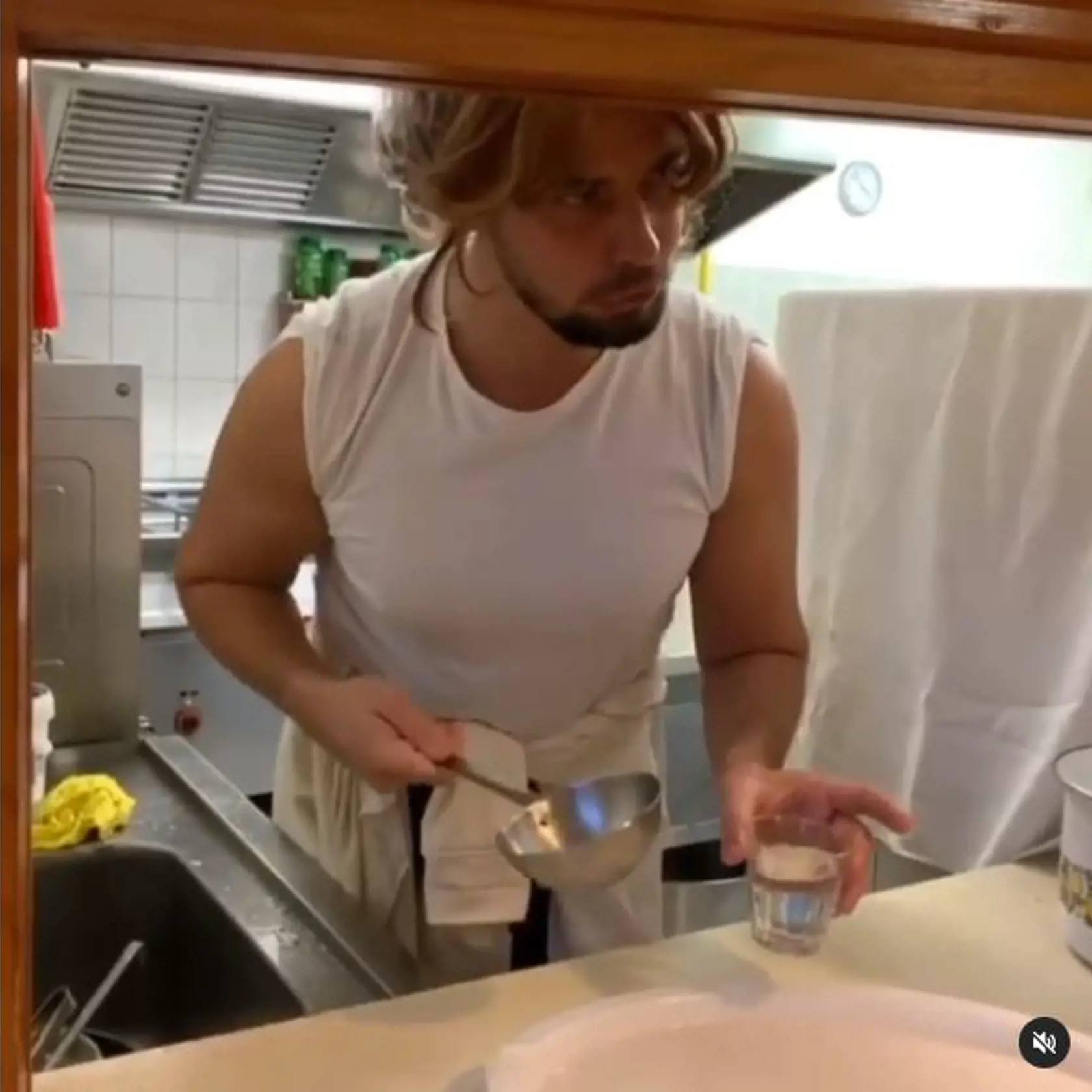 Famózny Fero Joke v úlohe tety kuchárky v školskej jedálni.