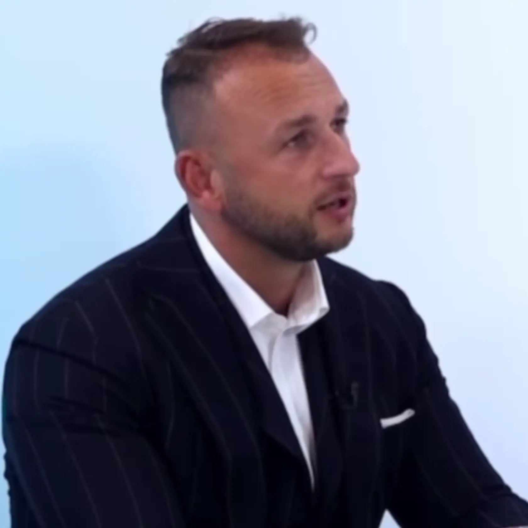 EXKLUZÍVNE PRIZNANIE MATÚŠA ŠUTAJA EŠTOKA: Minister si celú procedúru financoval sám. „Keby sa na tento úbytok vlasov uplatňovalo odškodné, asi by to bola iná situácia. Ale keďže to tak nie je, urobil som to z vlastných prostriedkov,“ dodáva s úsmevom.