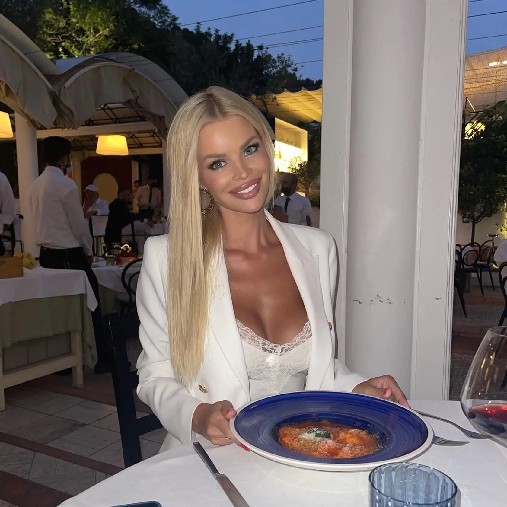 Silvia si rada dopraje chutné jedlo.