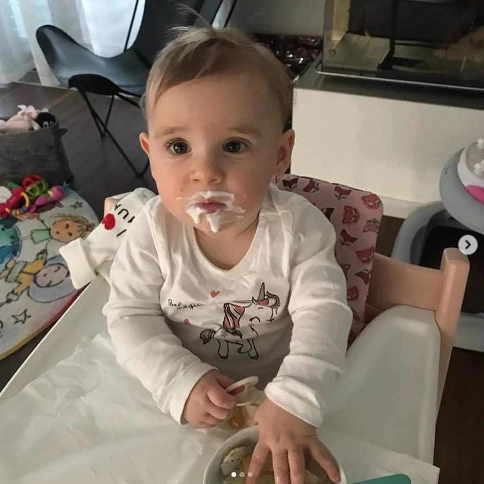 Leuška počas roka vyrástla a už dokonca urobila prvé samostatné krôčiky. To ju občas aj unavilo. Na tejto fotke sa Beňovej dieťatko asi ešte potrebuje posilniť a riadne napapať.