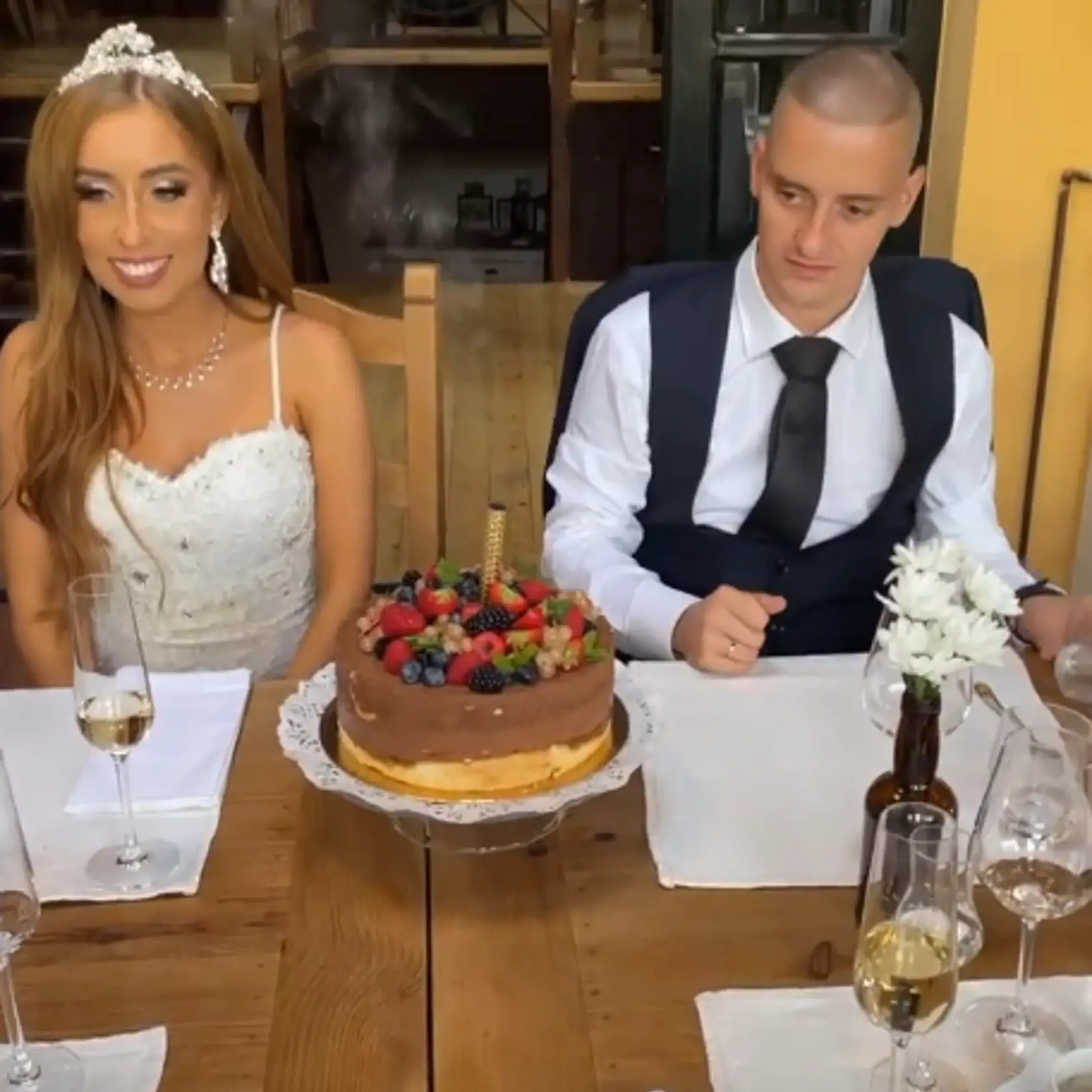 Šťastná Monika Beňová zverejnila aj záber syna Martina s nevestou Grétkou pri svadobnom stole.