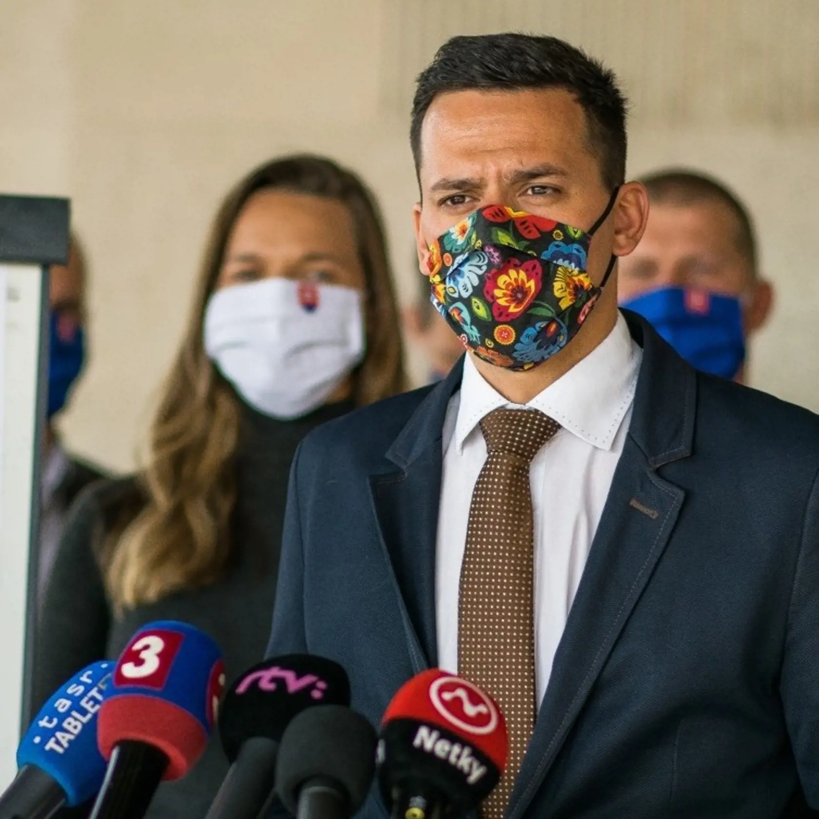Proti navrhovanej novele zákona je i 17 poslancov z OĽaNO na čele s Kristiánom Čekovským a Andrejom Stančíkom. Pozmeňujúcim návrhom chcú dosiahnuť, aby zákon bol „len o sociálnej a ekonomickej pomoci, bez nových obmedzení a reštrikcií“.