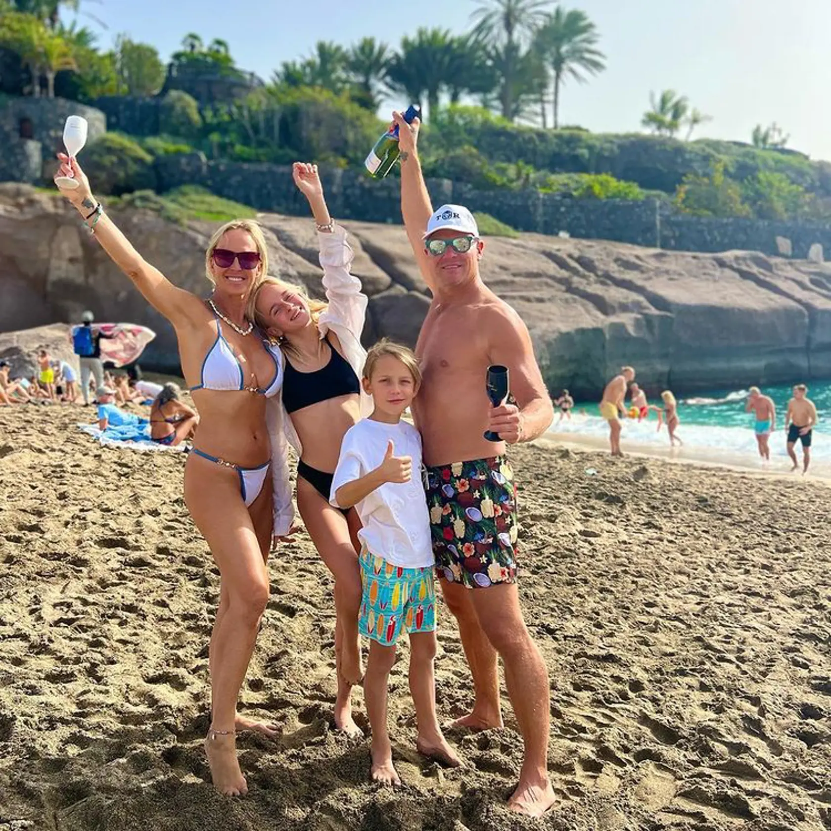 Silvestrovský deň na pláži mohla stráviť Zuzana Belohorcová s manželom Vlastom a deťmi, žijú totiž na Tenerife.