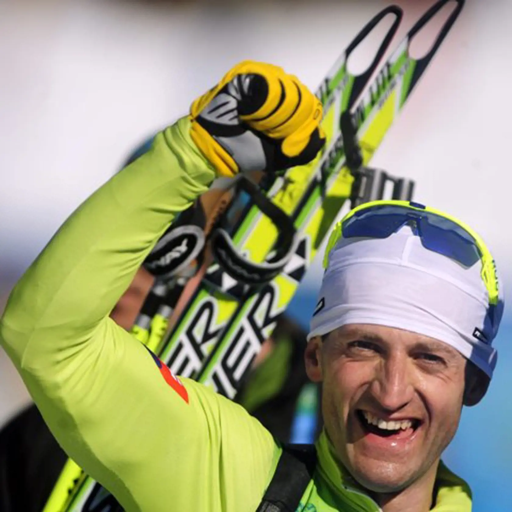 Na snímke sa slovenský biatlonista Pavol Hurajt teší zo zisku bronzovej medaily po pretekoch hromadného štartu mužov na 15 km na ZOH10 21. februára 2010 v kanadskom Whistleri.