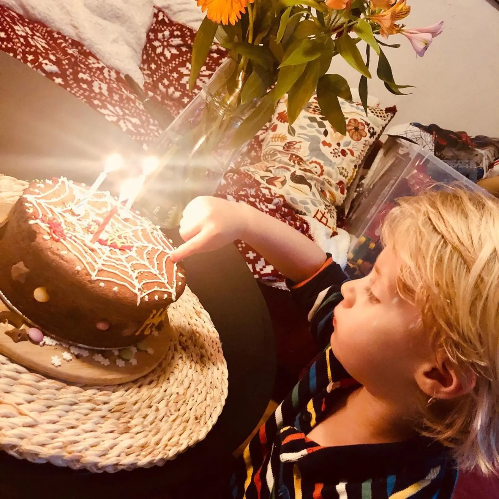 Noah si na narodeninovej torte pochutil.
