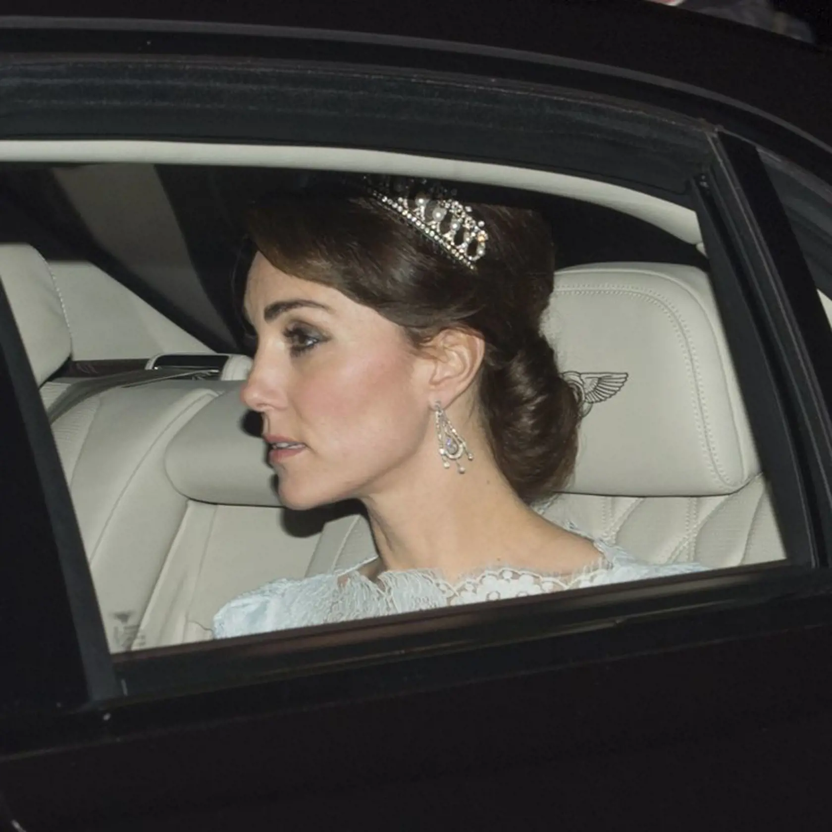2015: V roku 2015 sa Kate opäť zúčastnila tradičného diplomatického stretnutia v Buckinghamskom paláci a korunka nesmela chýbať. Mala Lover´s Knot tiaru, ktorá bývala Dianinou obľúbenou. 