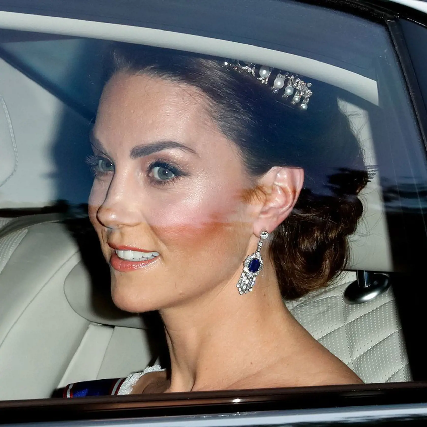 2019: Stretnutie s americkým prezidentom Donaldom Trumpom absolvovala Kate Middleton s korunkou na hlave. Tzv. Lover´s Knot tiaru skombinovala so zafírovo-diamantovými náušnicami.  