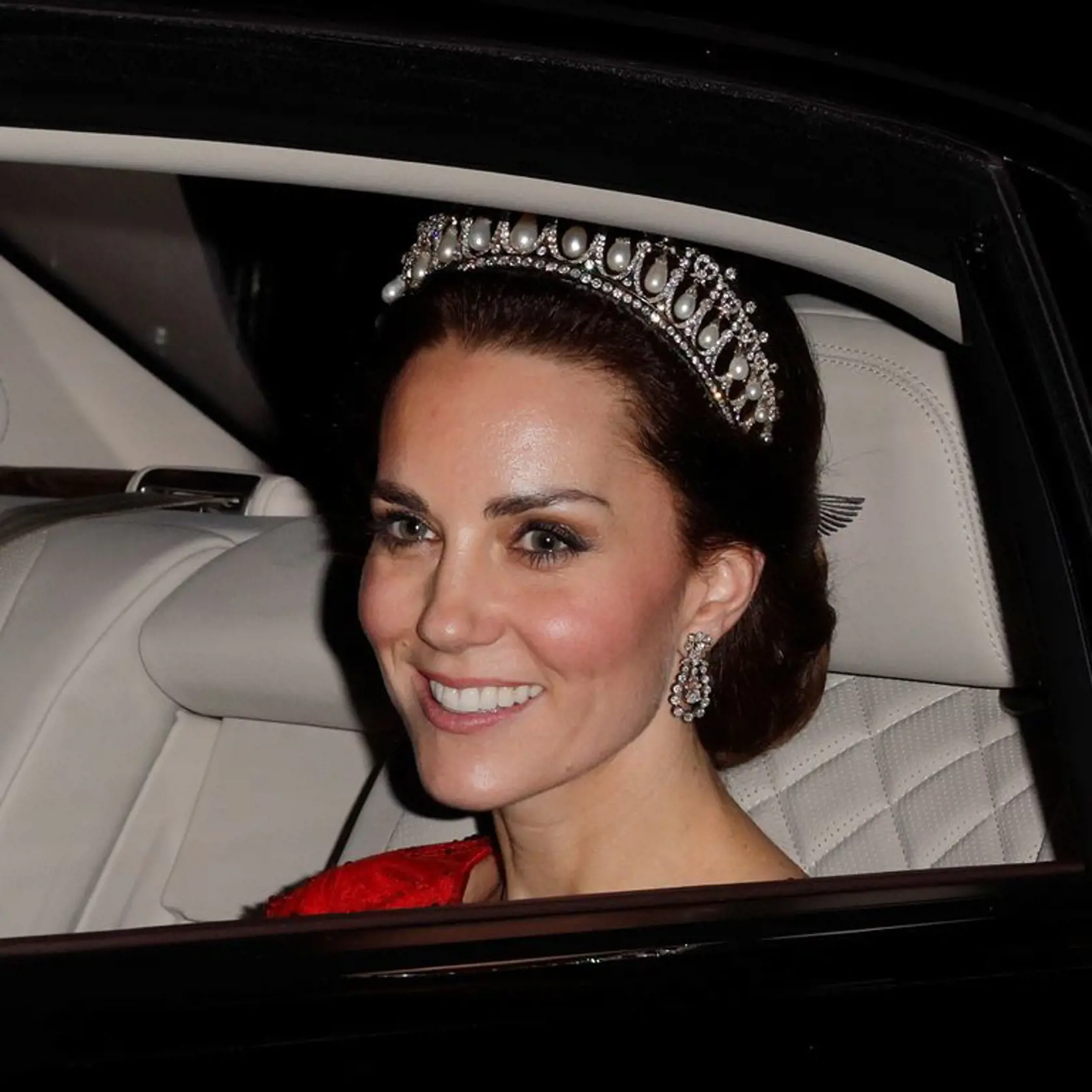 2016: Závery roka v britskom paláci tradične patria diplomatickej recepcii plnej dôležitých zahraničných hostí. Kate ako manželka budúceho kráľa nemôže chýbať a v roku 2016 si opäť dala korunku Lover´s Knot, ktorá je z roku 1913.