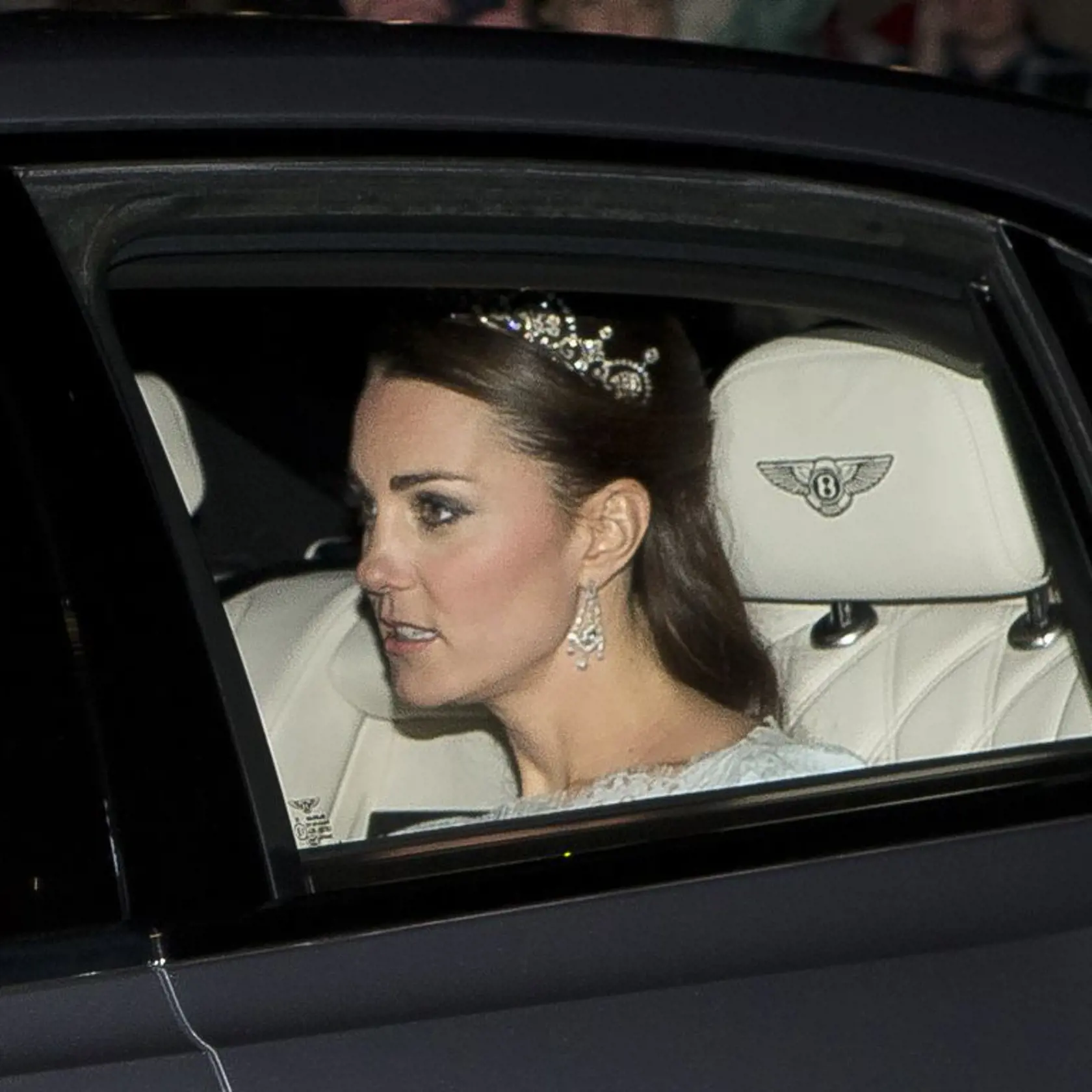 2013: V decembri roku 2013 mala Kate Middleton korunku na hlave po druhý raz. Smerovala na výročnú diplomatickú recepciu do Buckinghamského paláca a korunka mala vzor lotosového kvetu.