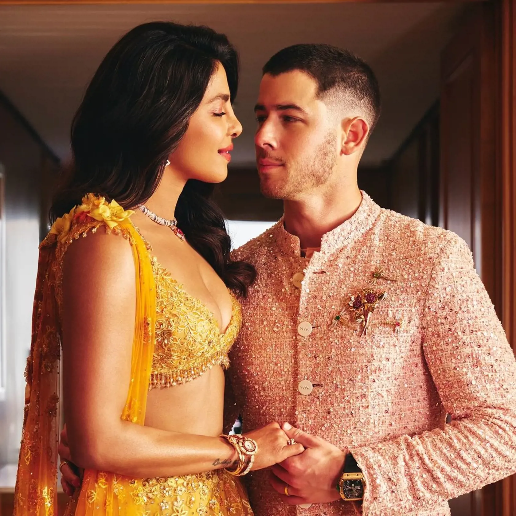 Na svadbu prišli aj americký spevák Nick Jonas  s manželkou, indickou herečkou Prijankou Čopra.