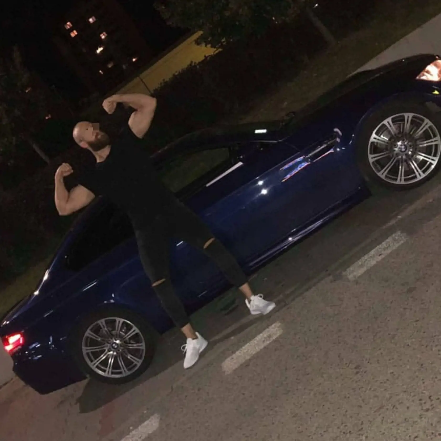 Na profile má okrem obnažených či vulgárnych fotografií aj video, ako rozbíja tenisovou raketou televízor či predstavuje svoje "tanečné" kreácie hlavou.