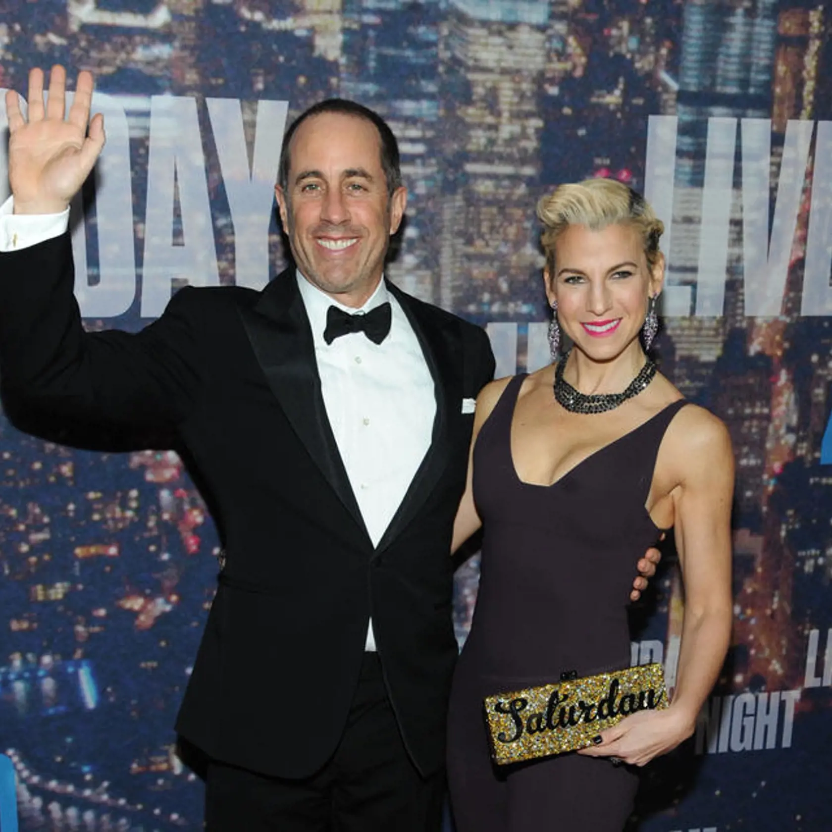 Jerry & Jessica Seinfeld: Lovestory začala v posilňovni, pričom Jessica bola práve čerstvo vydatá. Stačilo však jedno stretnutie s Jerrym a všetko sa zmenilo. Vzali sa v roku 1999 a majú tri deti. 
