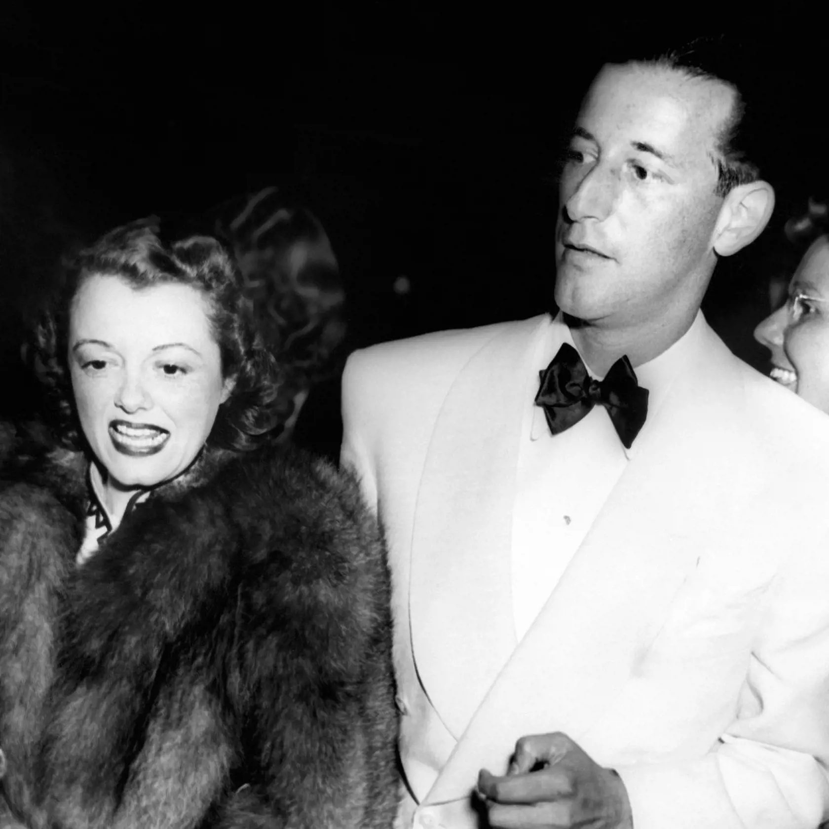 Druhý manžel herečky Janet Gaynor (1906-1984) bol kostýmový výtvarník MGM Gilbert Adrian (obaja na snímke z roku 1938). Ich manželstvo dostalo prezývku levanduľové, pretože on bol gay a ona údajne lesbička alebo bisexuálka, ale vydržalo 20 rokov až do jeho smrti na infarkt. Mali spolu syna Robina. Janet Gaynor sa tretíkrát vydala - za dlhoročného priateľa Paula Gregoryho, s ktorým bola až do svojej smrti. Zomrela na následky ťažkej autonehody.