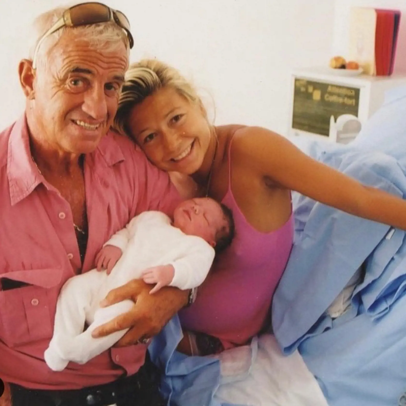 Keď mal Jean-Paul Belmondo 70 rokov, ukázal svetu, že muž v jeho rokoch nemusí patriť do starého železa a stále môže mať dostatok libida na počatie potomka. 13. augusta 2003 sa Jeanovi a jeho poslednej manželke Natty narodila dcéra Stella Eva Angelina, ktorá za uplynulé roky vyrástla do krásy.