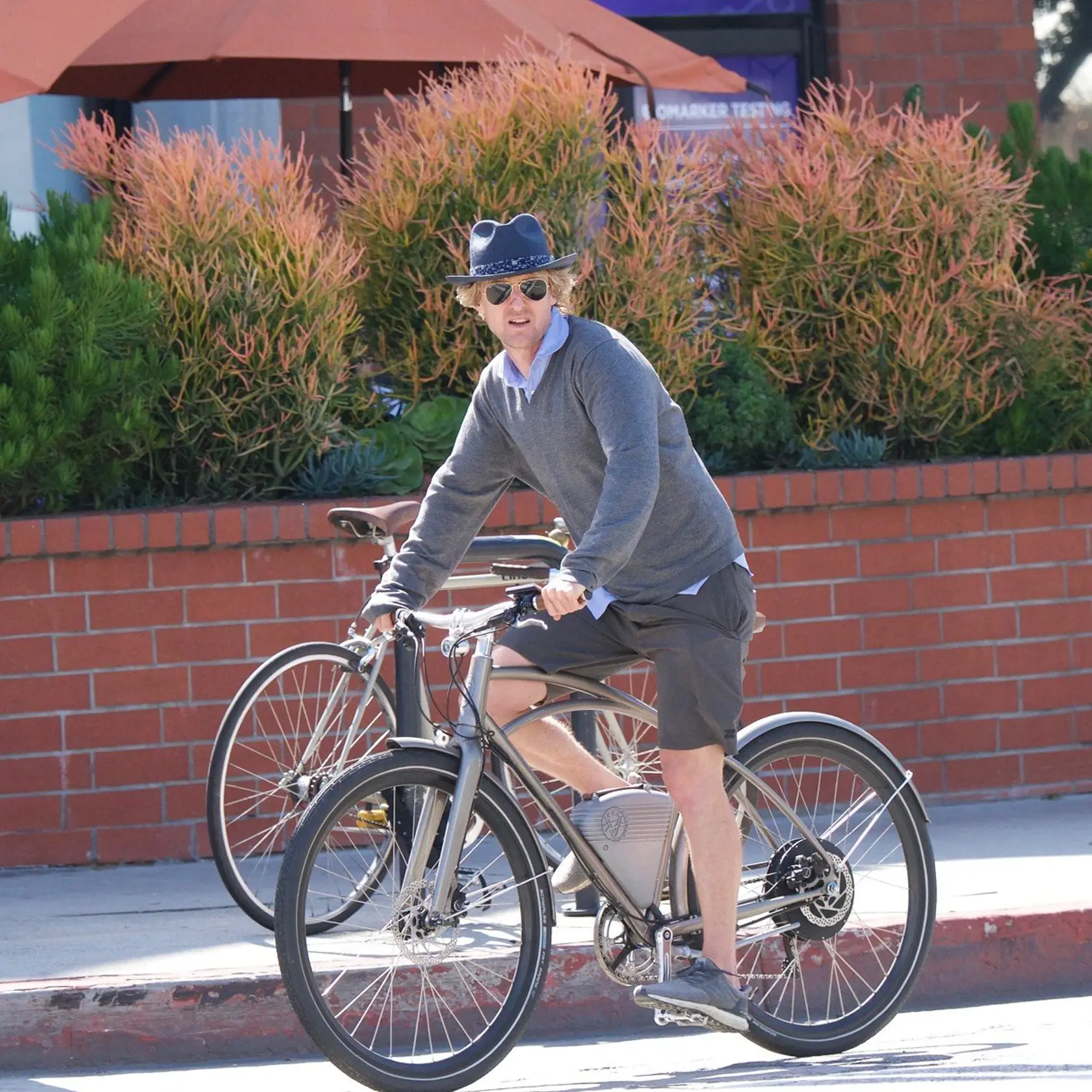 Owen brázdi ulice buď na motorke, alebo na svojom bicykli.